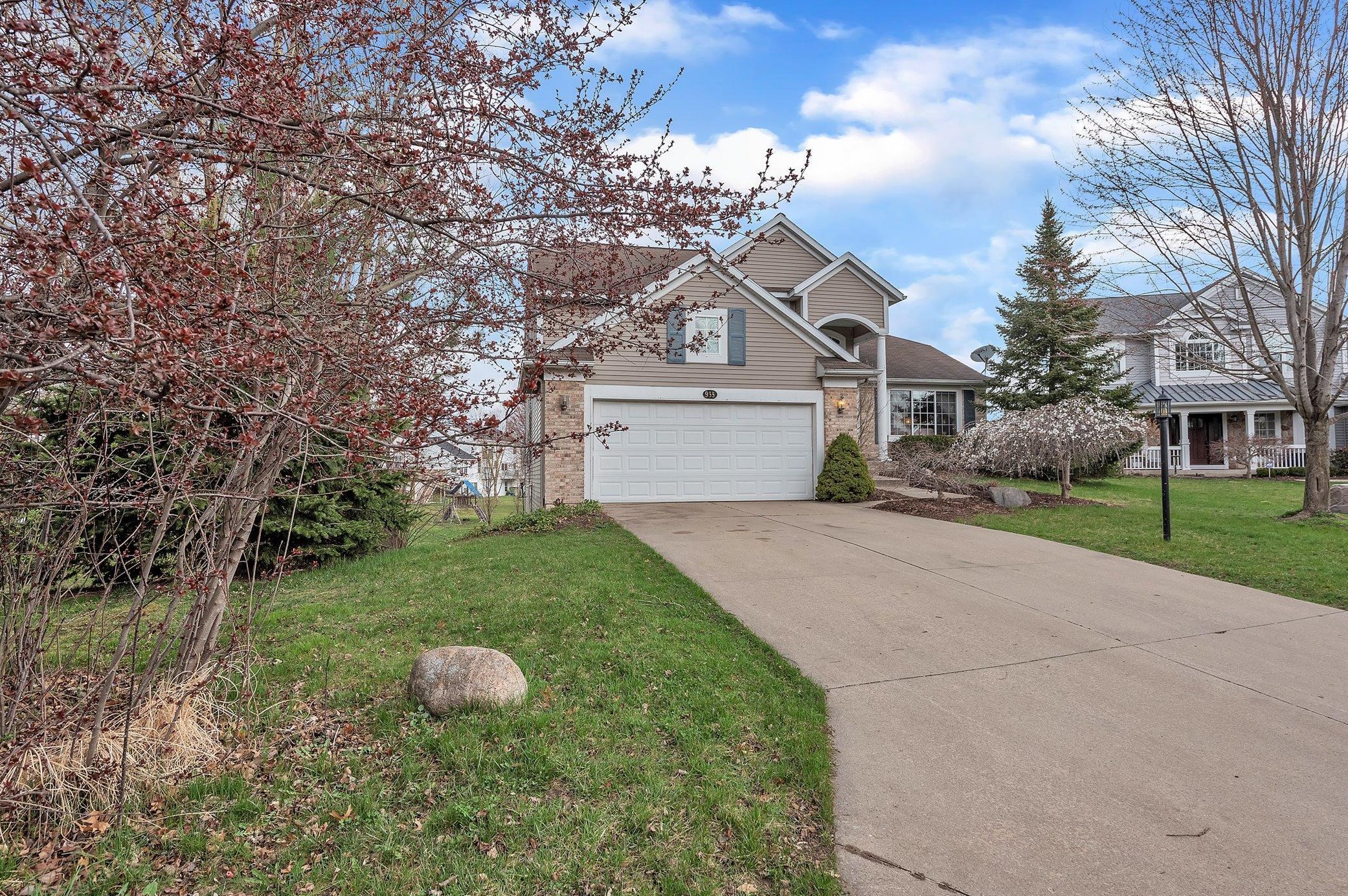 935 Thornapple Club Ct, Ada, MI 49301-9429