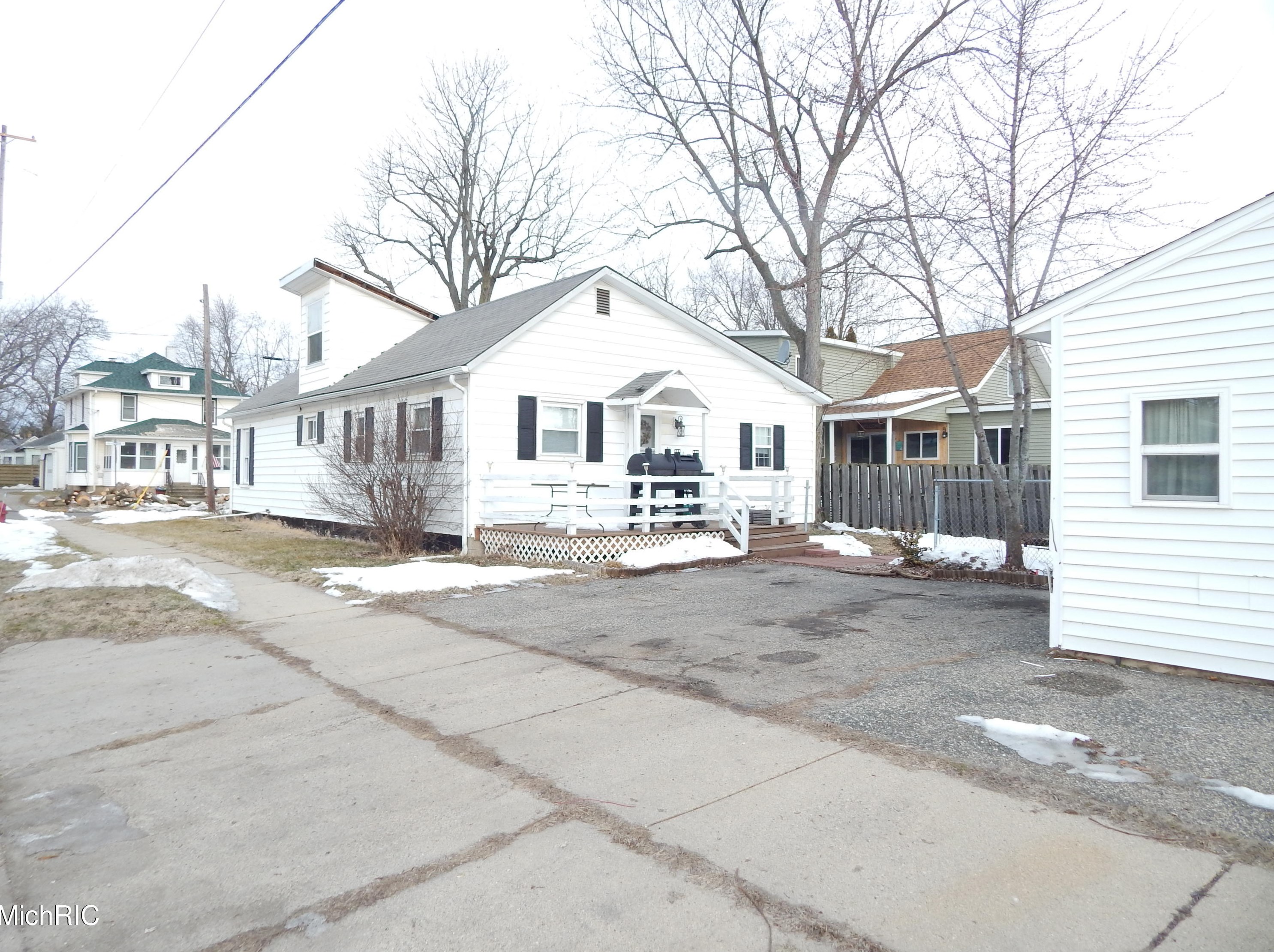 192 Union St, Sparta MI 49345-1141 exterior