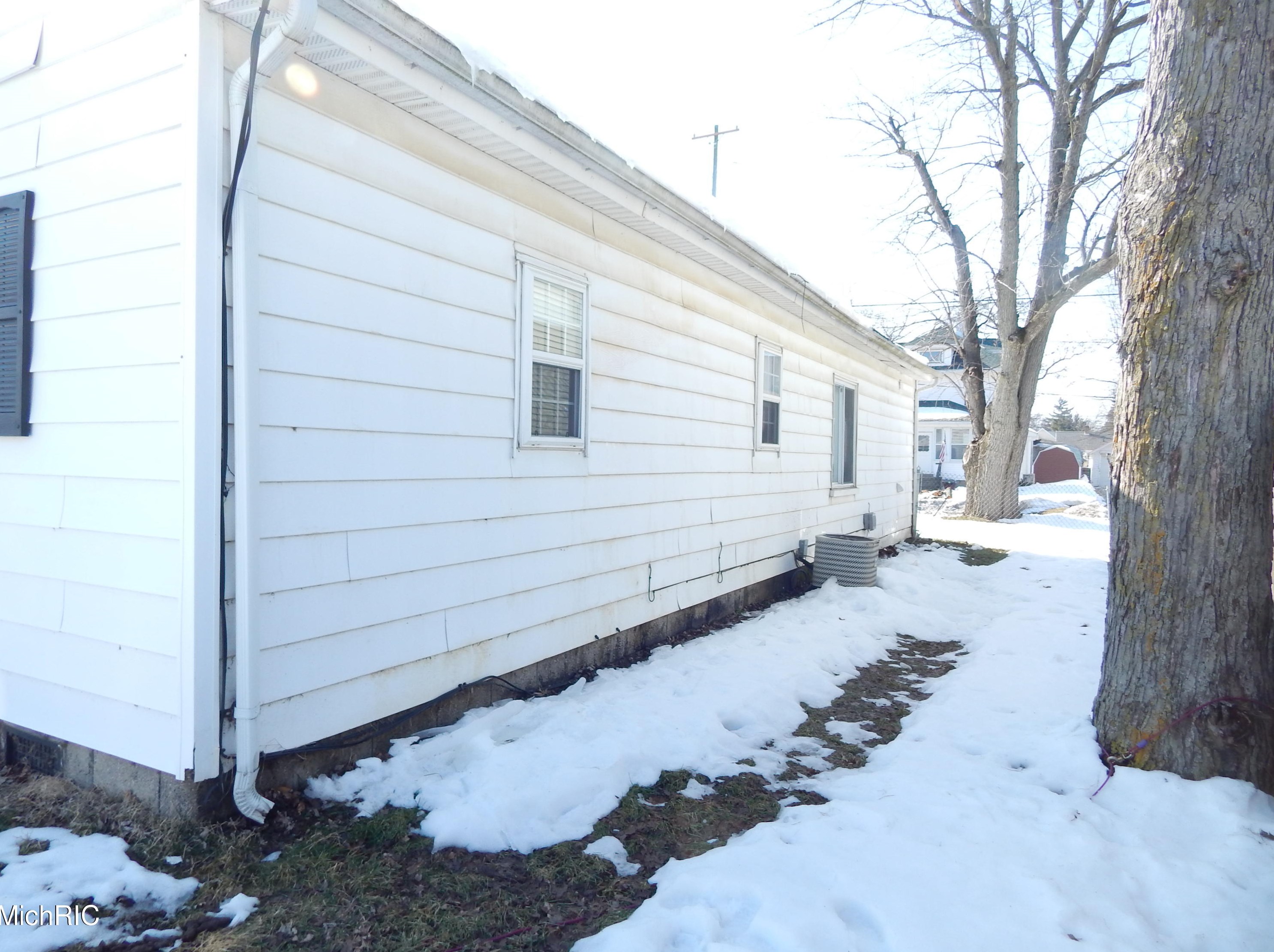 192 Union St, Sparta MI 49345-1141 exterior