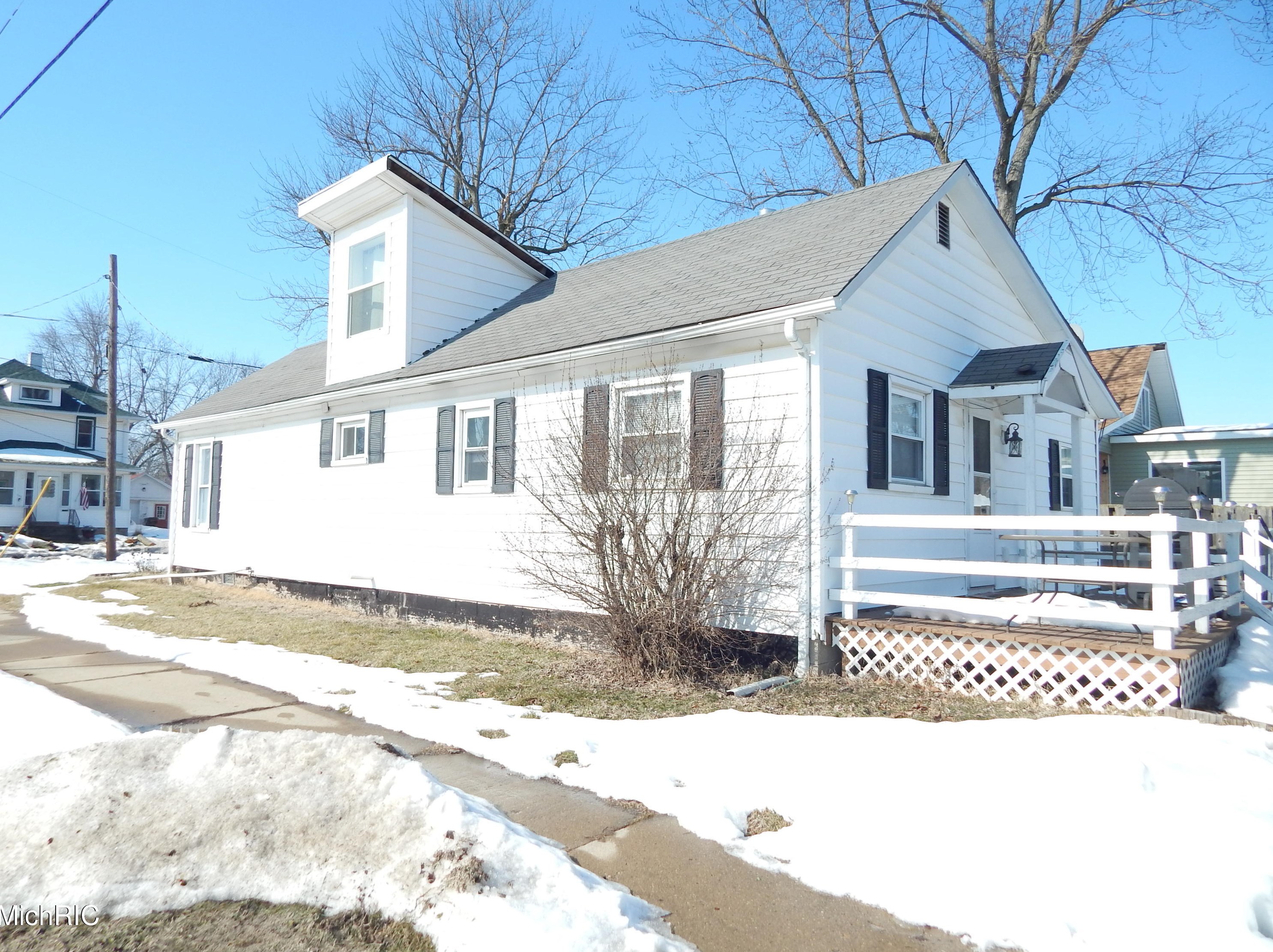 192 Union St, Sparta MI 49345-1141 exterior