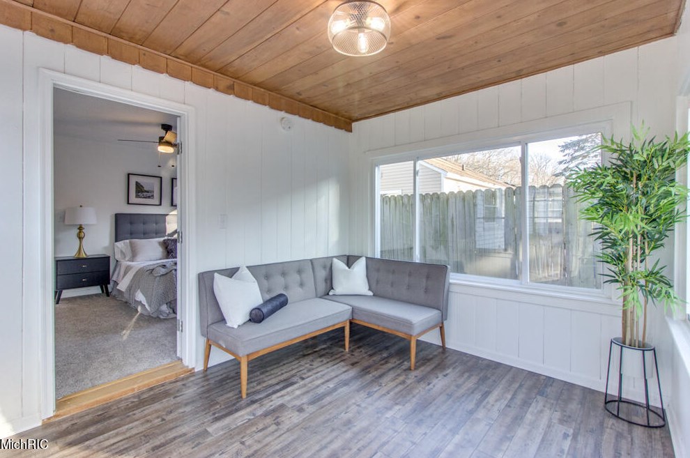 1349 Eastern Pl, Grand Rapids MI 49505-5221 exterior