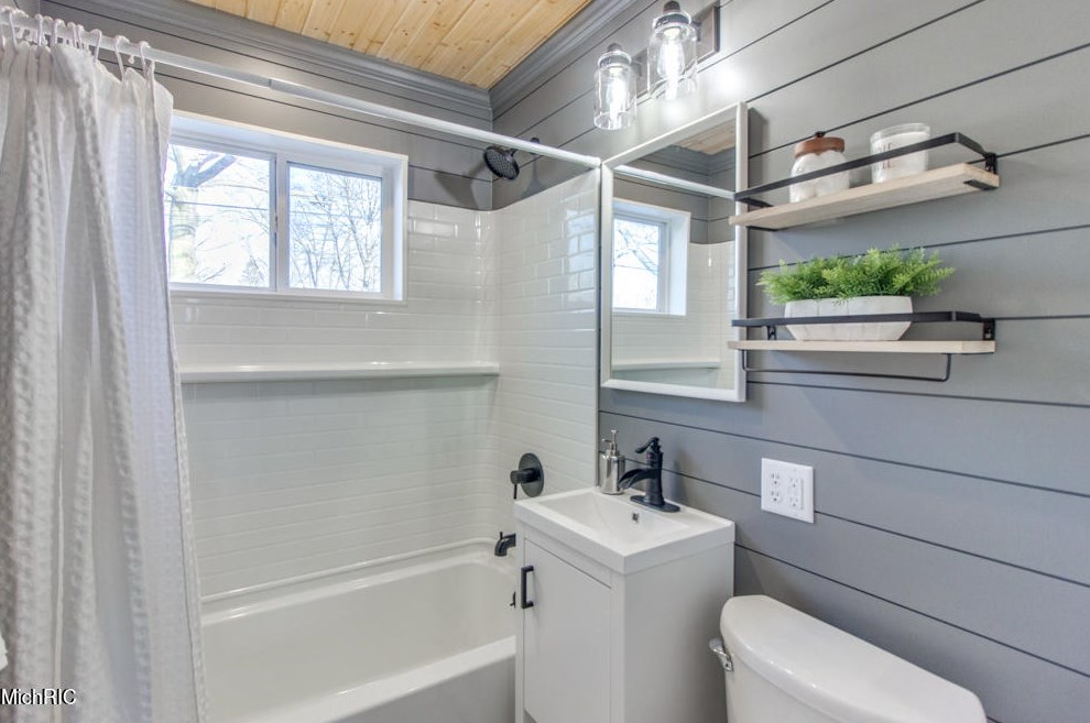 1349 Eastern Pl, Grand Rapids MI 49505-5221 exterior