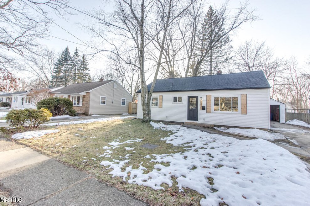 1349 Eastern Pl, Grand Rapids MI  49505-5221 exterior