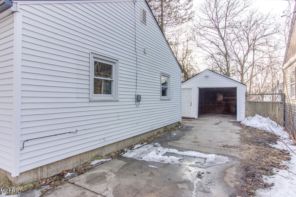 1349 Eastern Pl, Grand Rapids MI 49505-5221 exterior