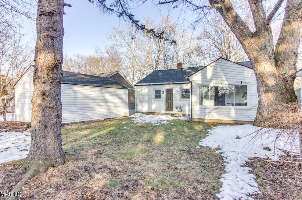 1349 Eastern Pl, Grand Rapids MI 49505-5221 exterior