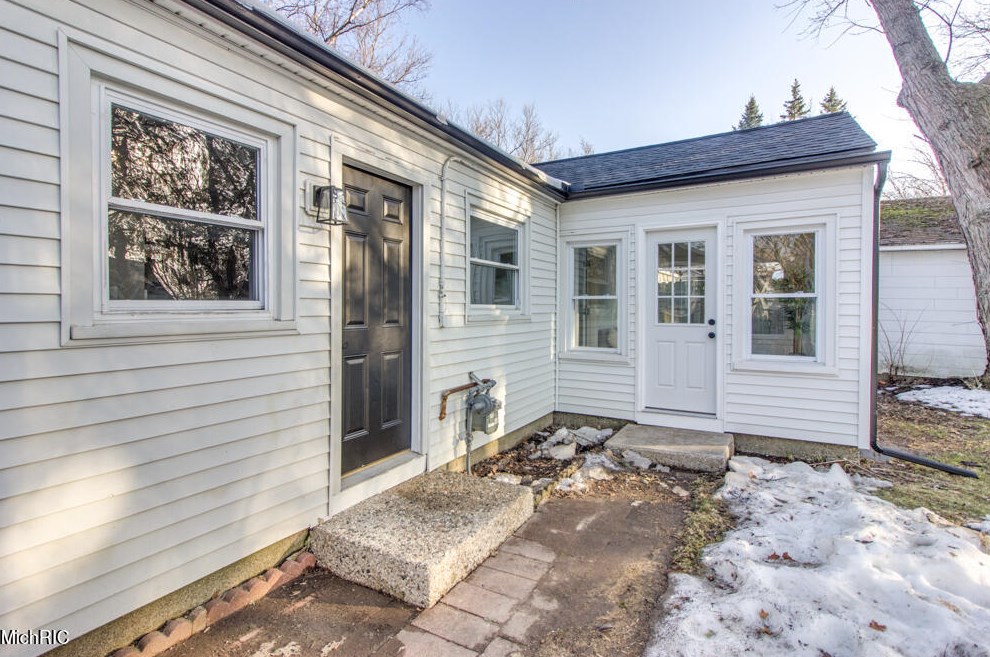 1349 Eastern Pl, Grand Rapids MI 49505-5221 exterior