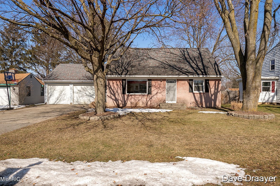 1059 Vos St, Jenison, MI 49428-8105