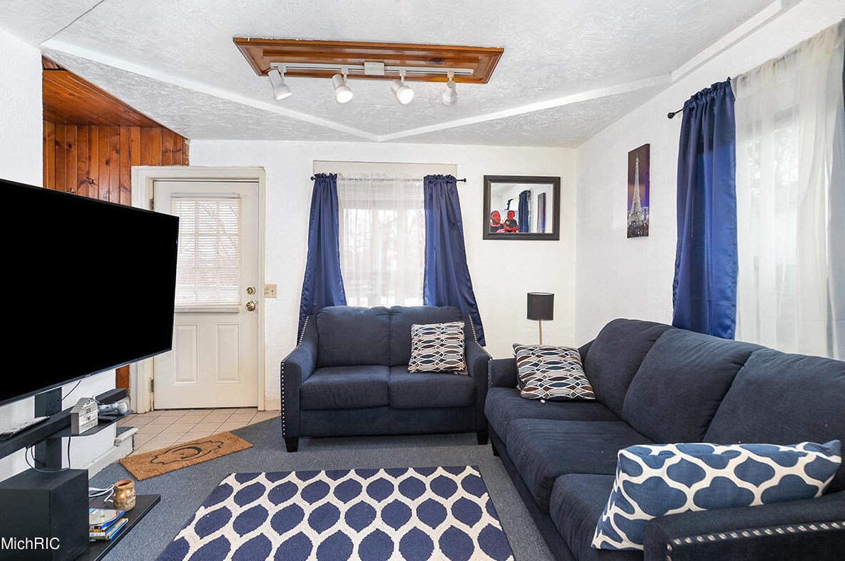 1012 Clear St, Lansing, MI 48910-1604