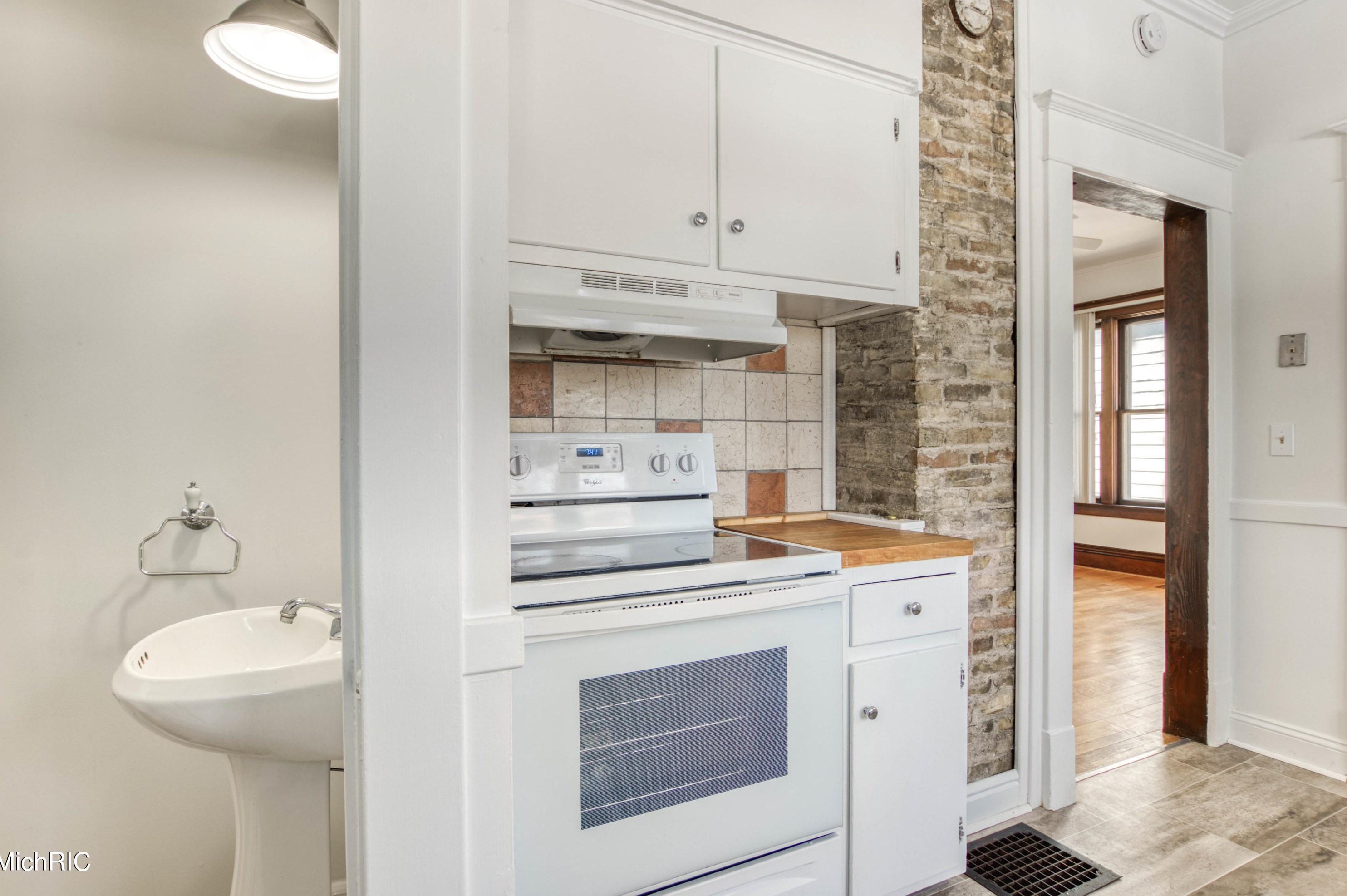 25 Elmwood, Grand Rapids MI 49505-4777 exterior