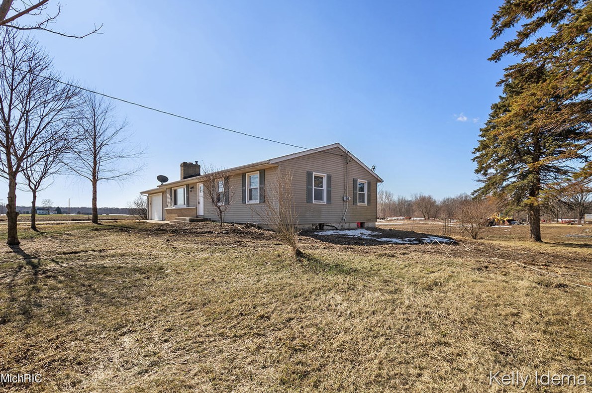 3118 17th St, Hopkins, MI 49328-9525