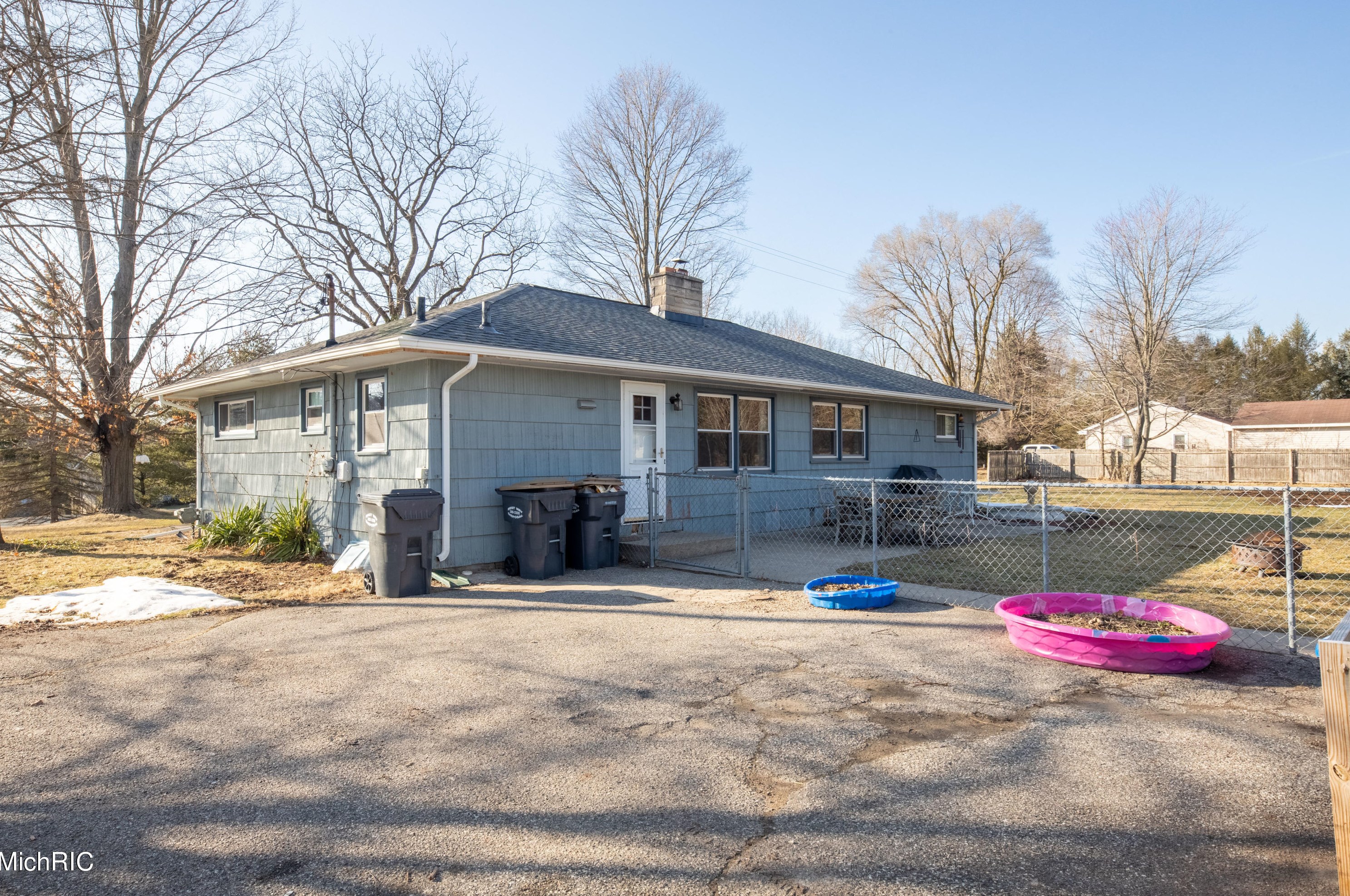 7806 40th St, Augusta, MI 49012-9260