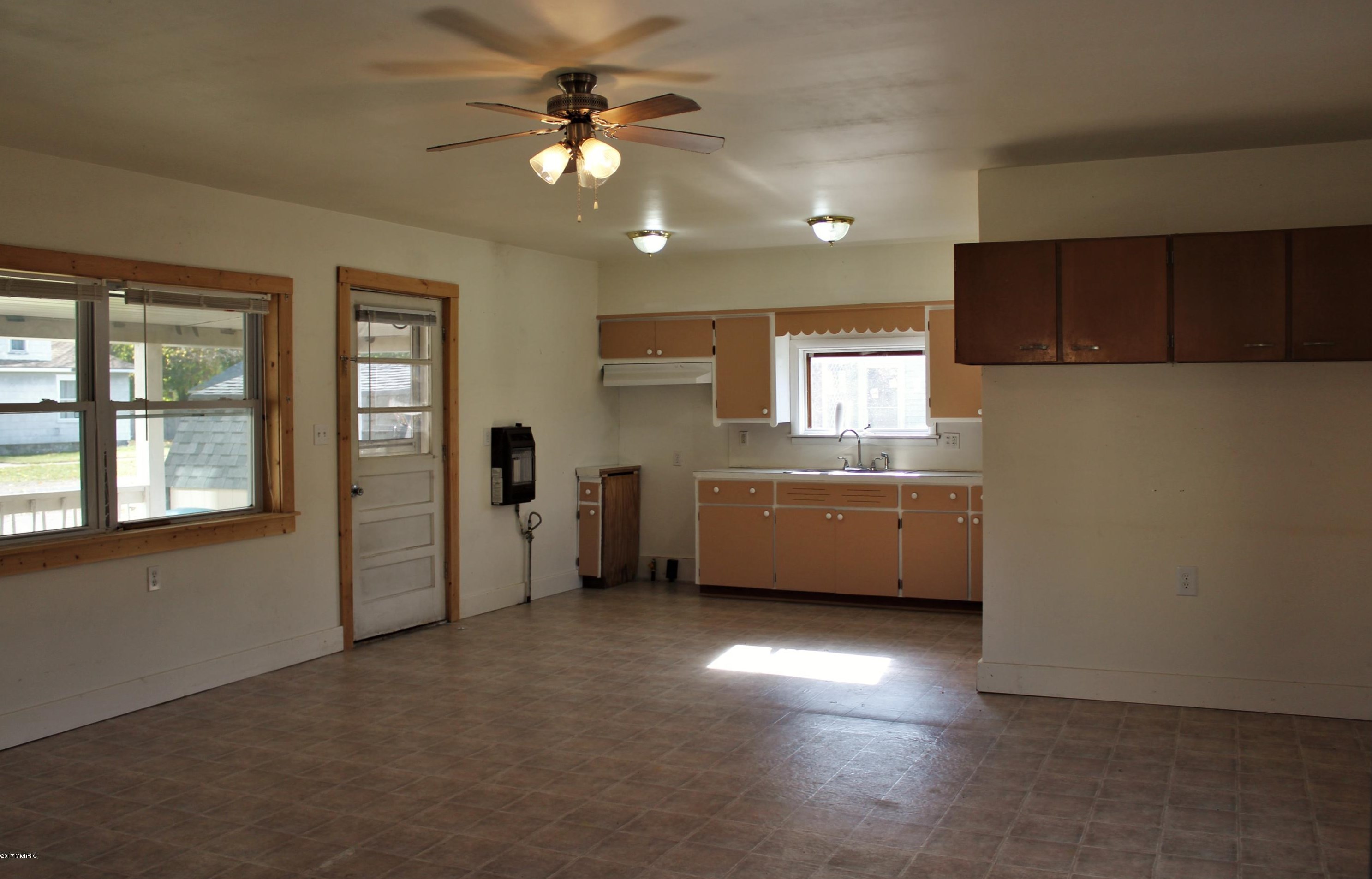 424 E Gilson St, Edmore, MI 48829