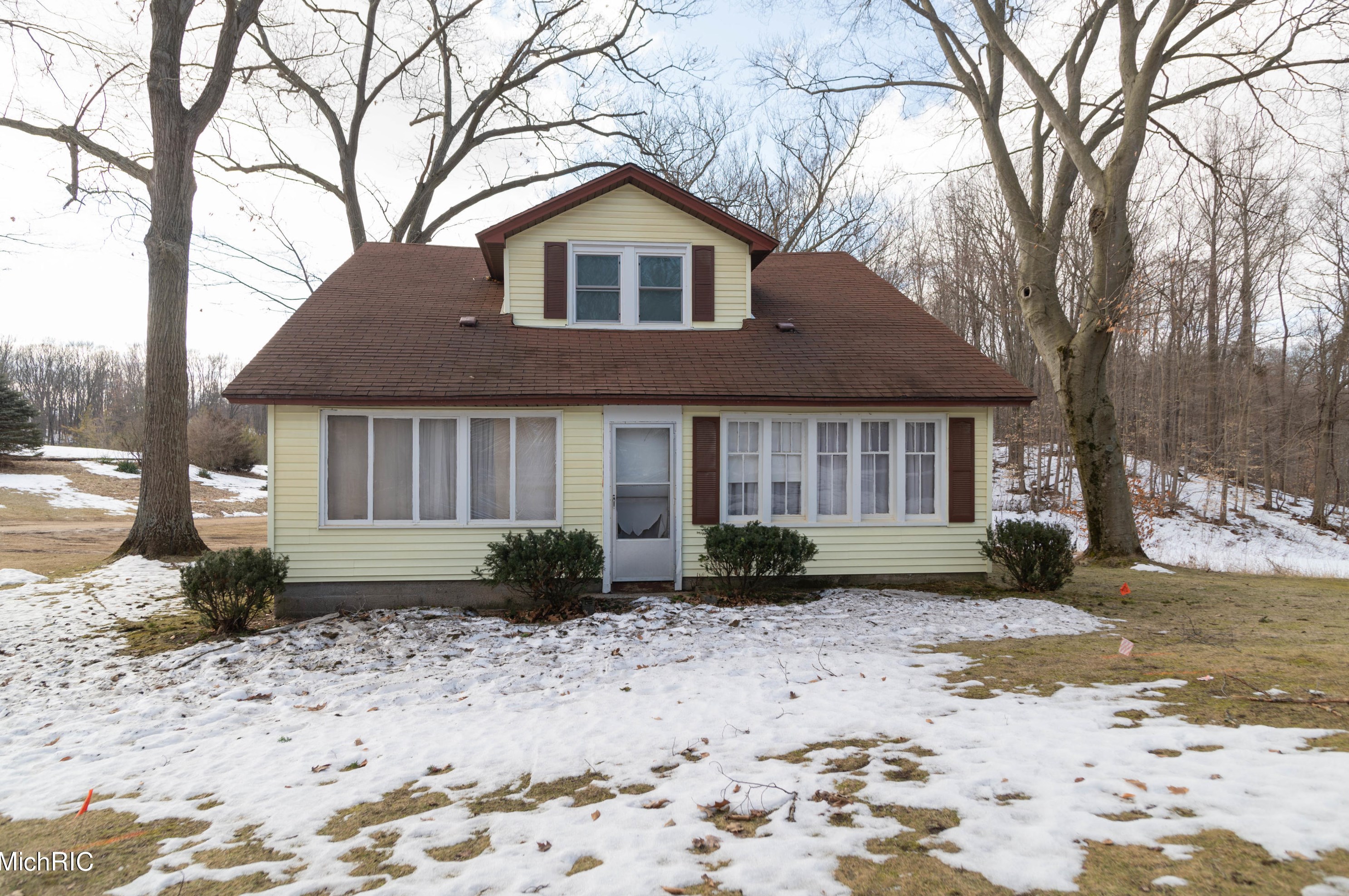 2064 140th Ave, Dorr, MI 49323-9586