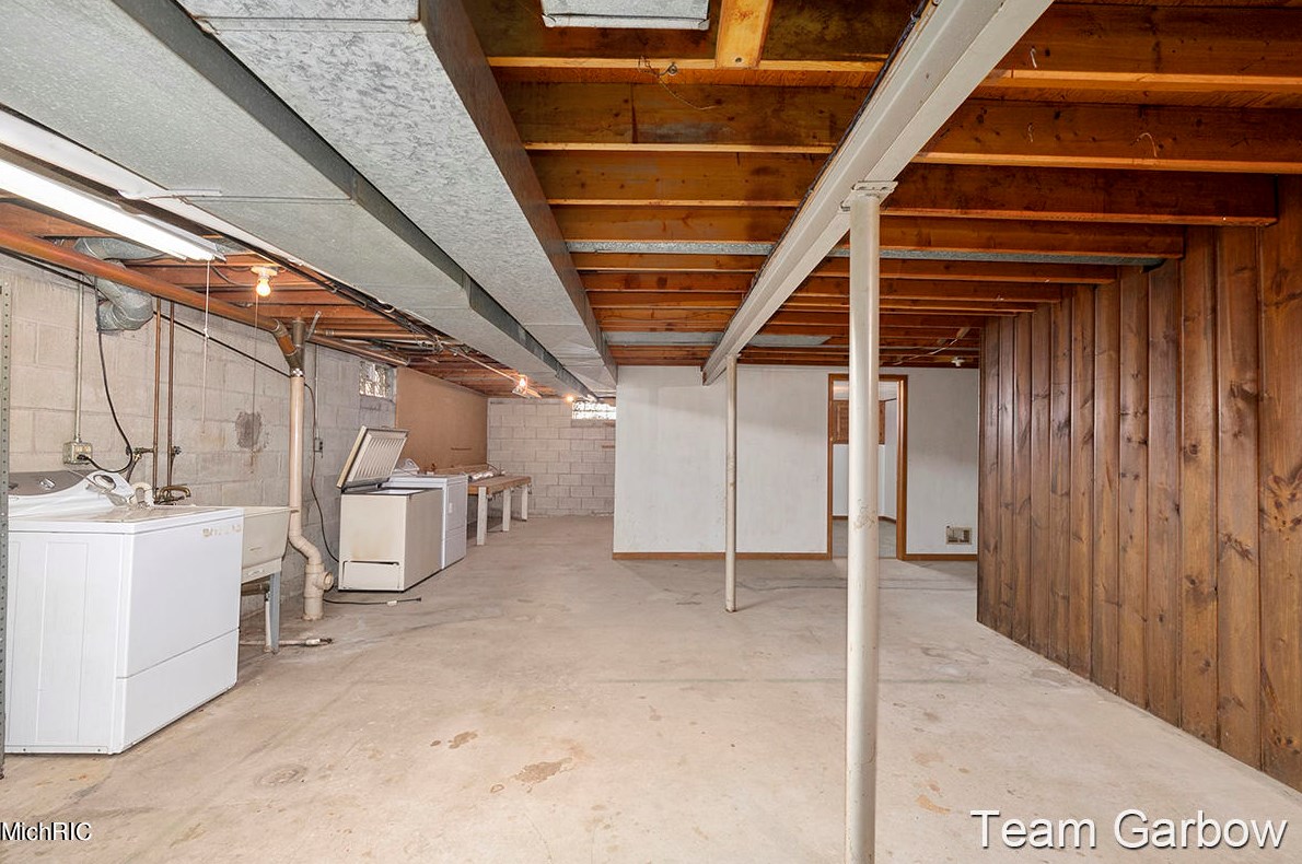 5083 Stony Crk Ave, Comstock Park MI 49321-9213 exterior