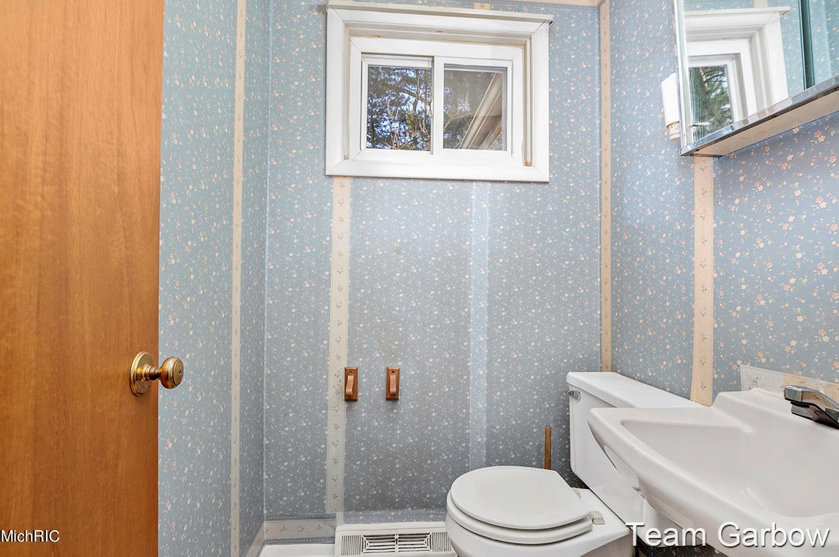 5083 Stony Crk Ave, Comstock Park MI 49321-9213 exterior