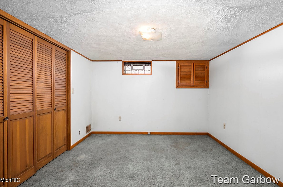 5083 Stony Crk Ave, Comstock Park MI 49321-9213 exterior