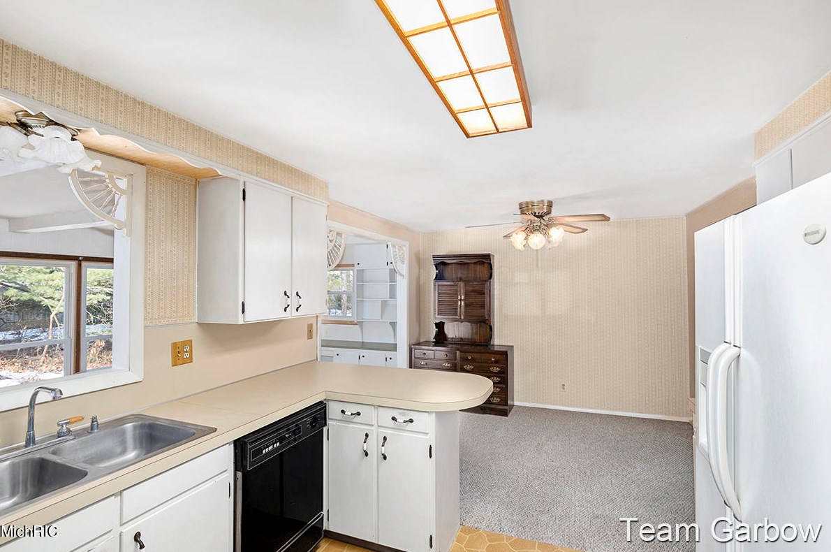 5083 Stony Crk Ave, Comstock Park MI 49321-9213 exterior