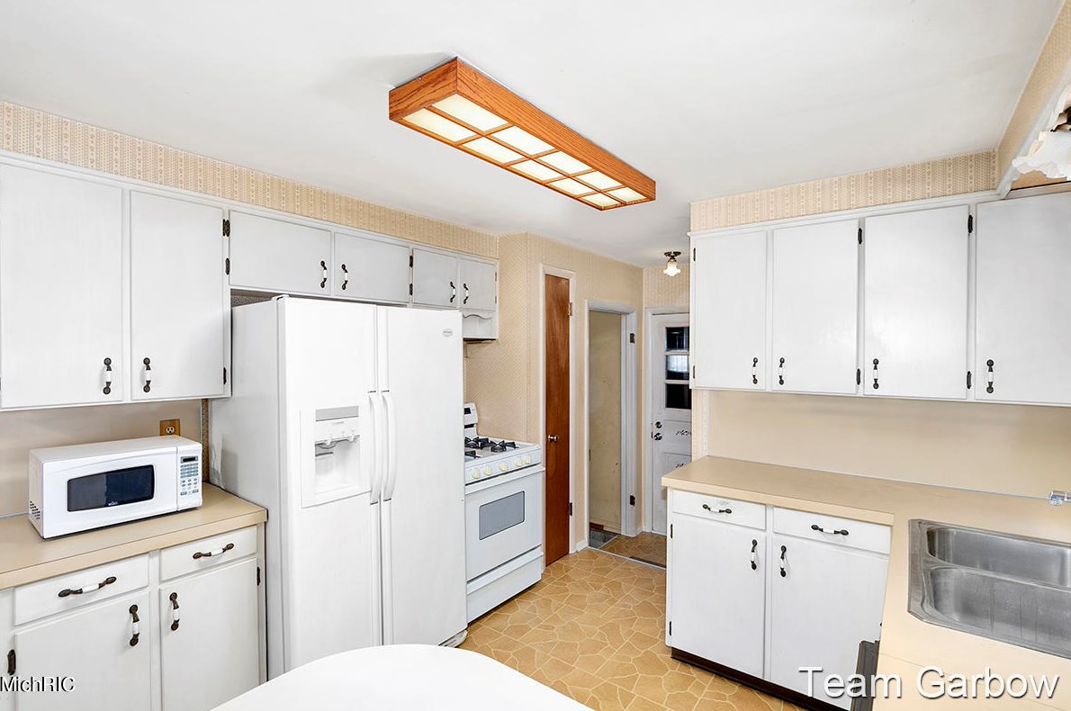 5083 Stony Crk Ave, Comstock Park MI 49321-9213 exterior