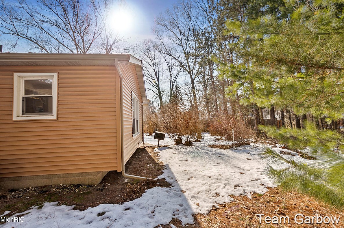 5083 Stony Crk Ave, Comstock Park MI 49321-9213 exterior
