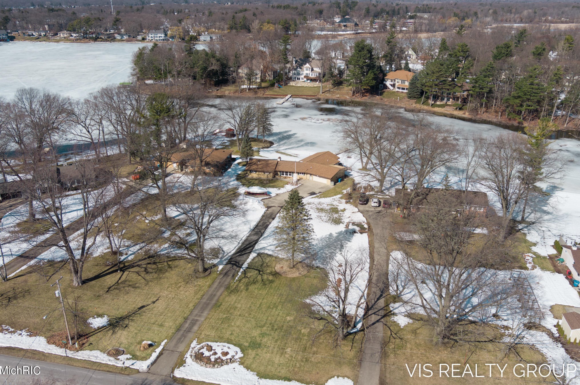 15489 Oak Dr, Spring Lake MI 49456-2147 exterior