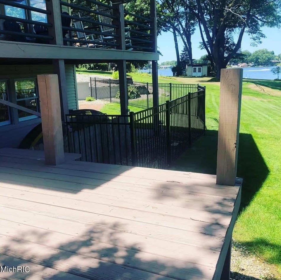 15489 Oak Dr, Spring Lake MI 49456-2147 exterior