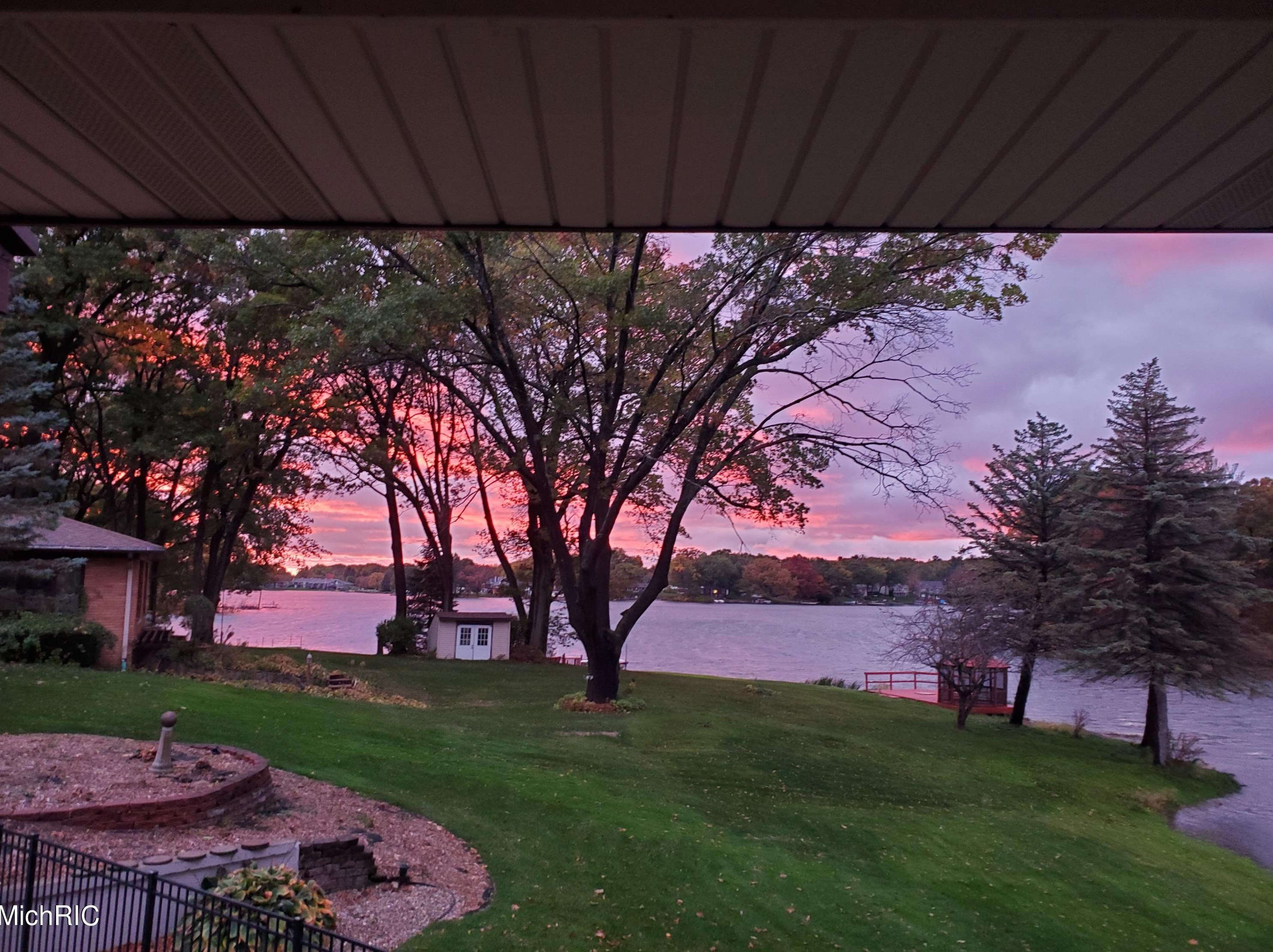 15489 Oak Dr, Spring Lake MI 49456-2147 exterior