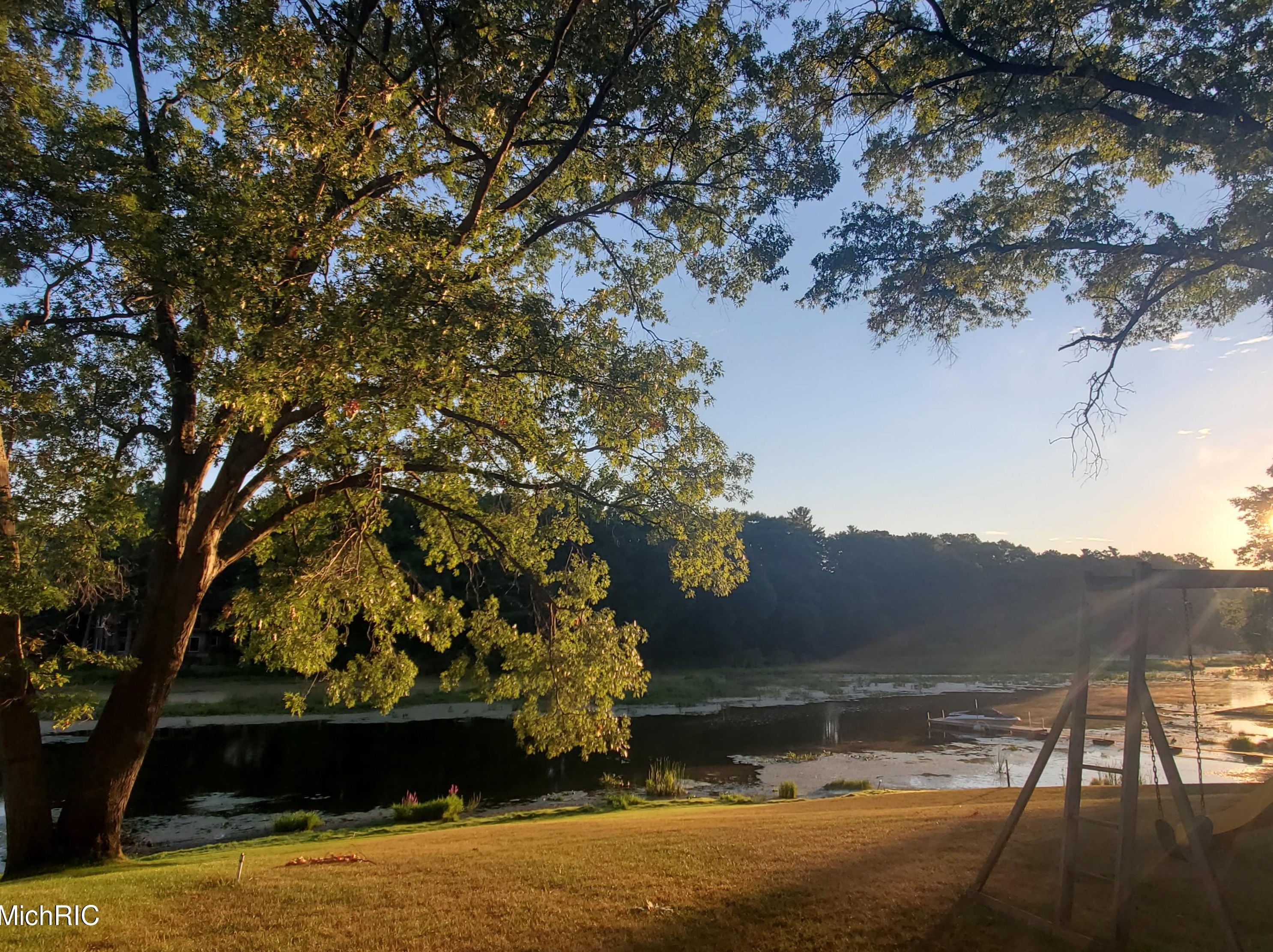 15489 Oak Dr, Spring Lake MI 49456-2147 exterior