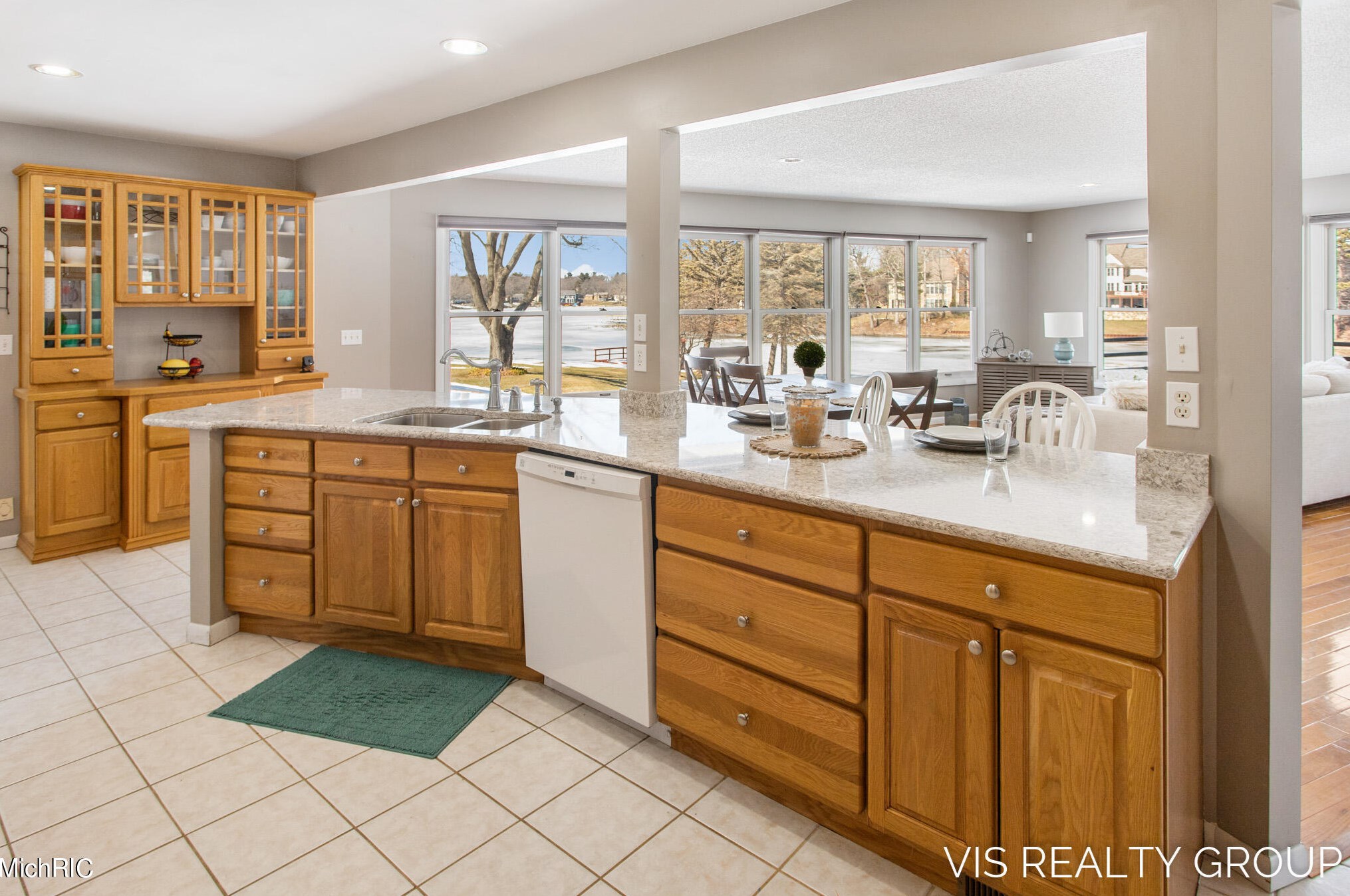 15489 Oak Dr, Spring Lake MI 49456-2147 exterior