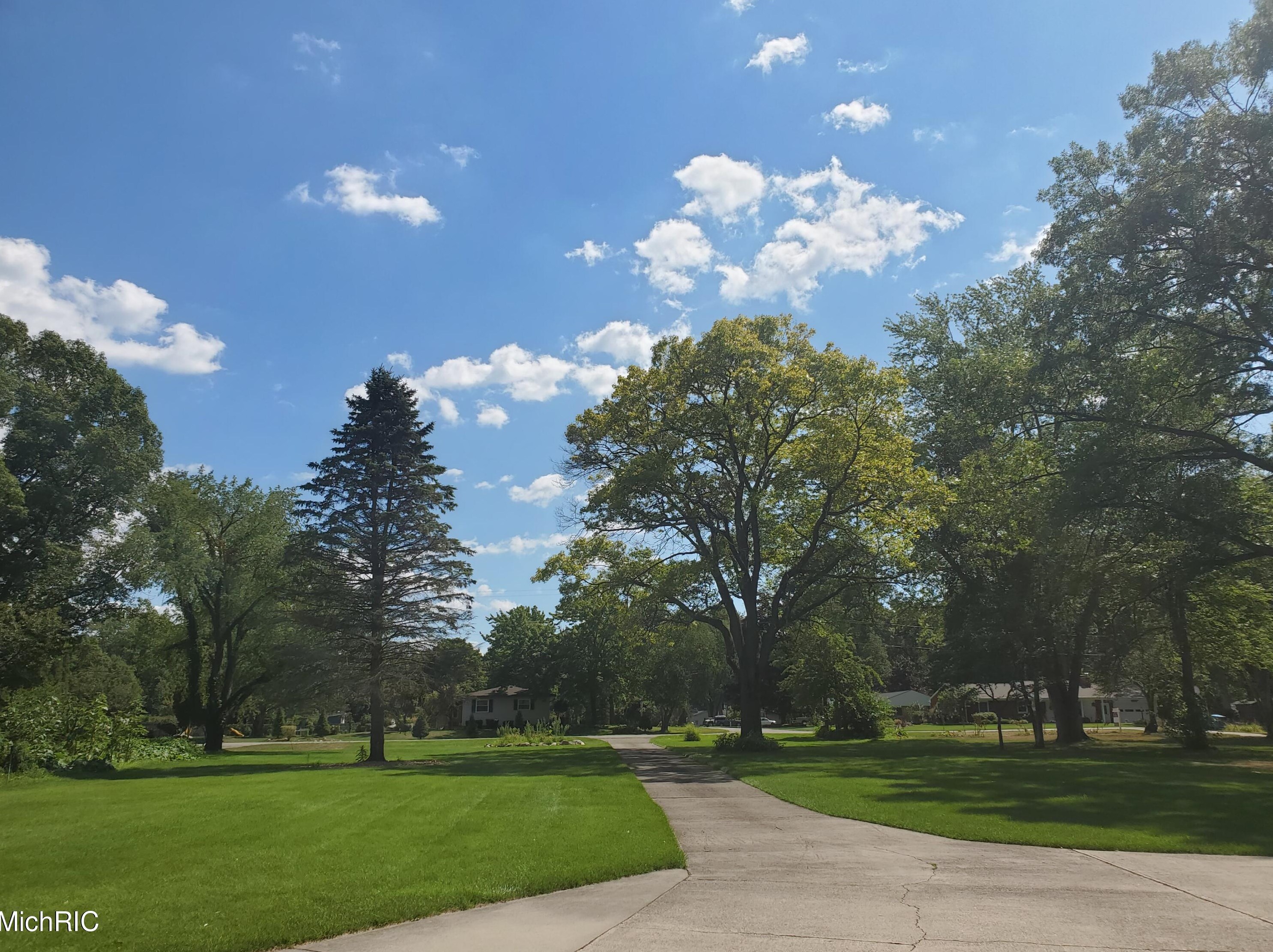 15489 Oak Dr, Spring Lake MI 49456-2147 exterior