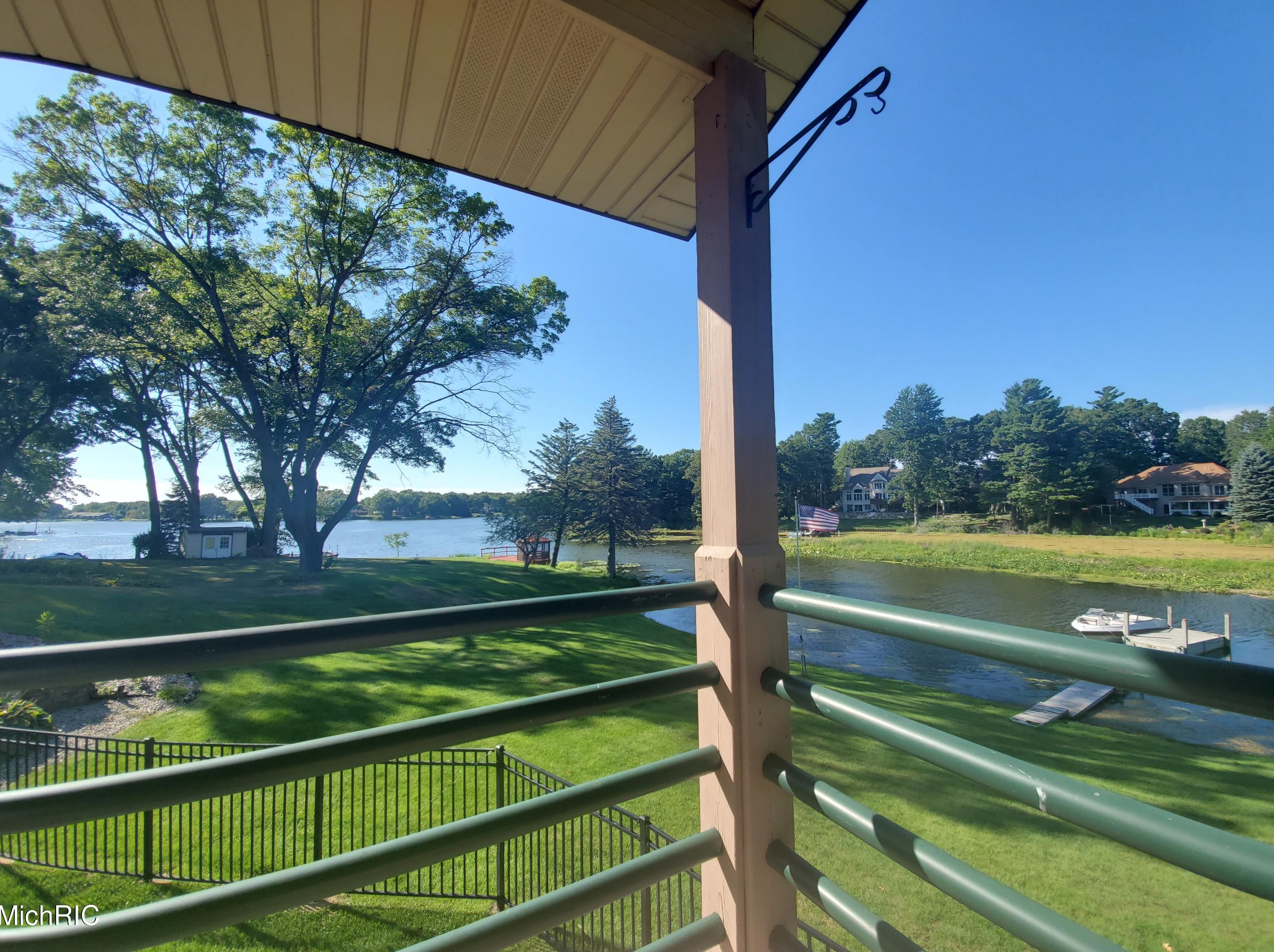 15489 Oak Dr, Spring Lake MI 49456-2147 exterior