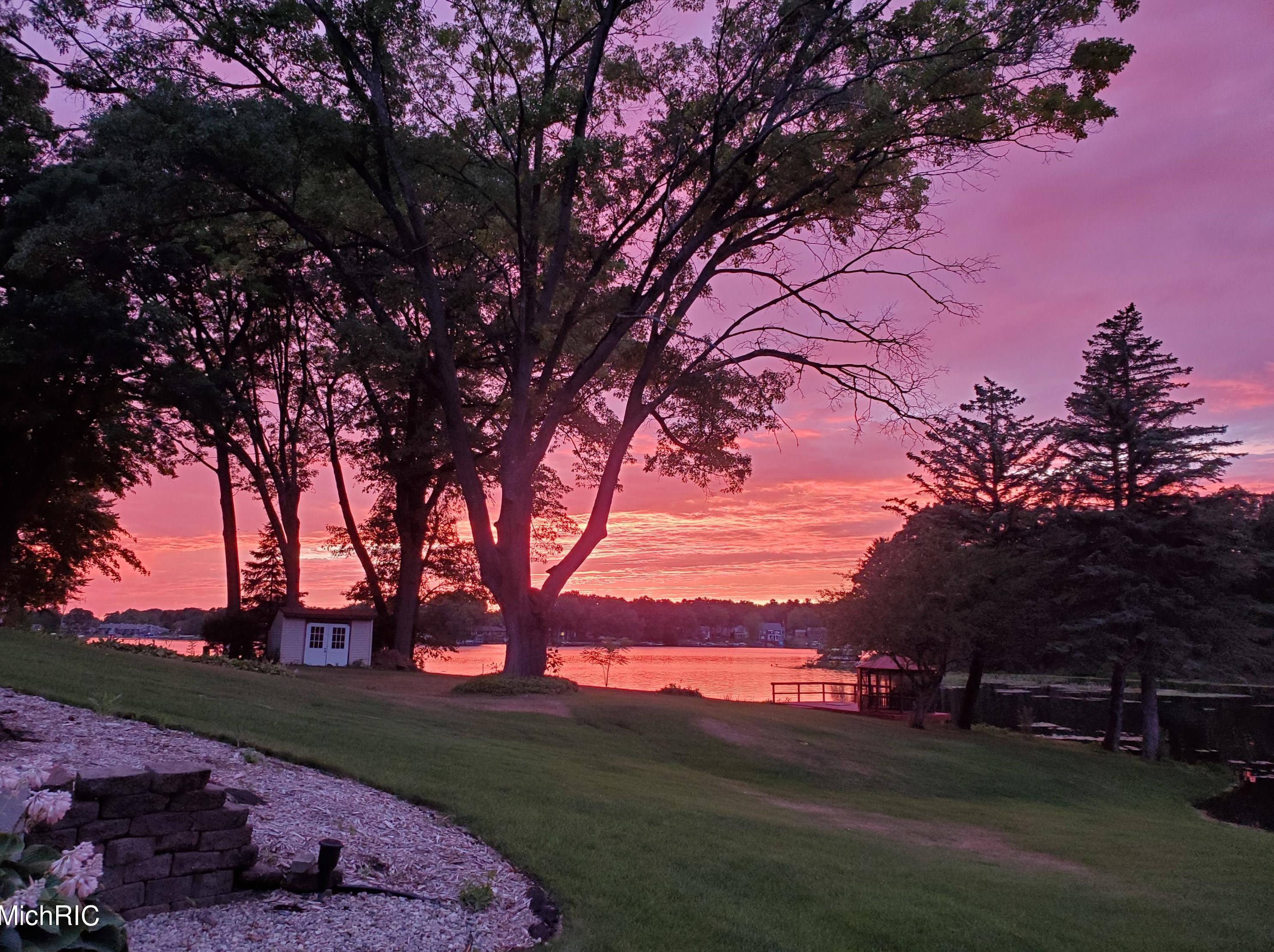 15489 Oak Dr, Spring Lake, MI 49456-2147