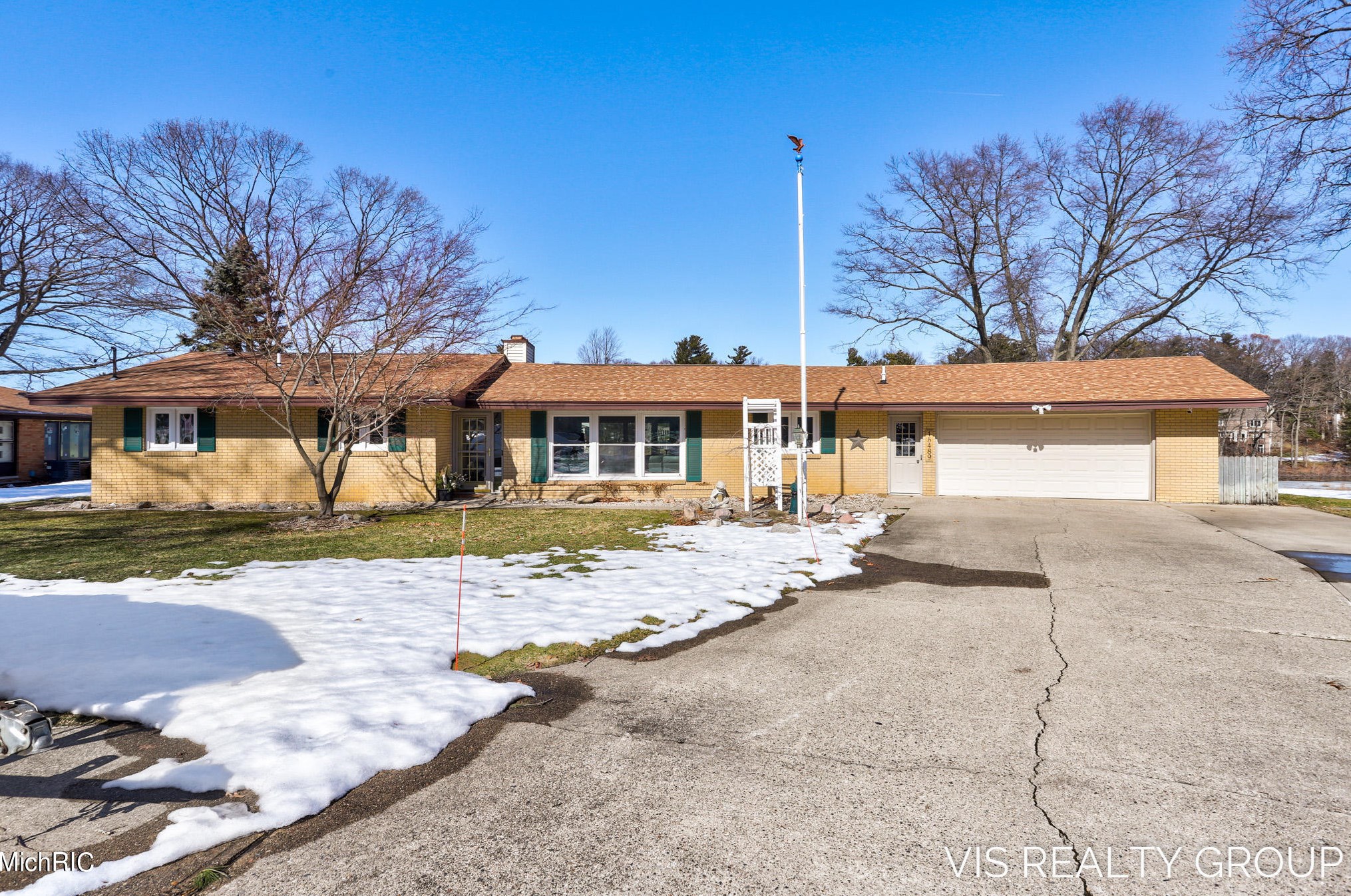 15489 Oak Dr, Spring Lake MI 49456-2147 exterior