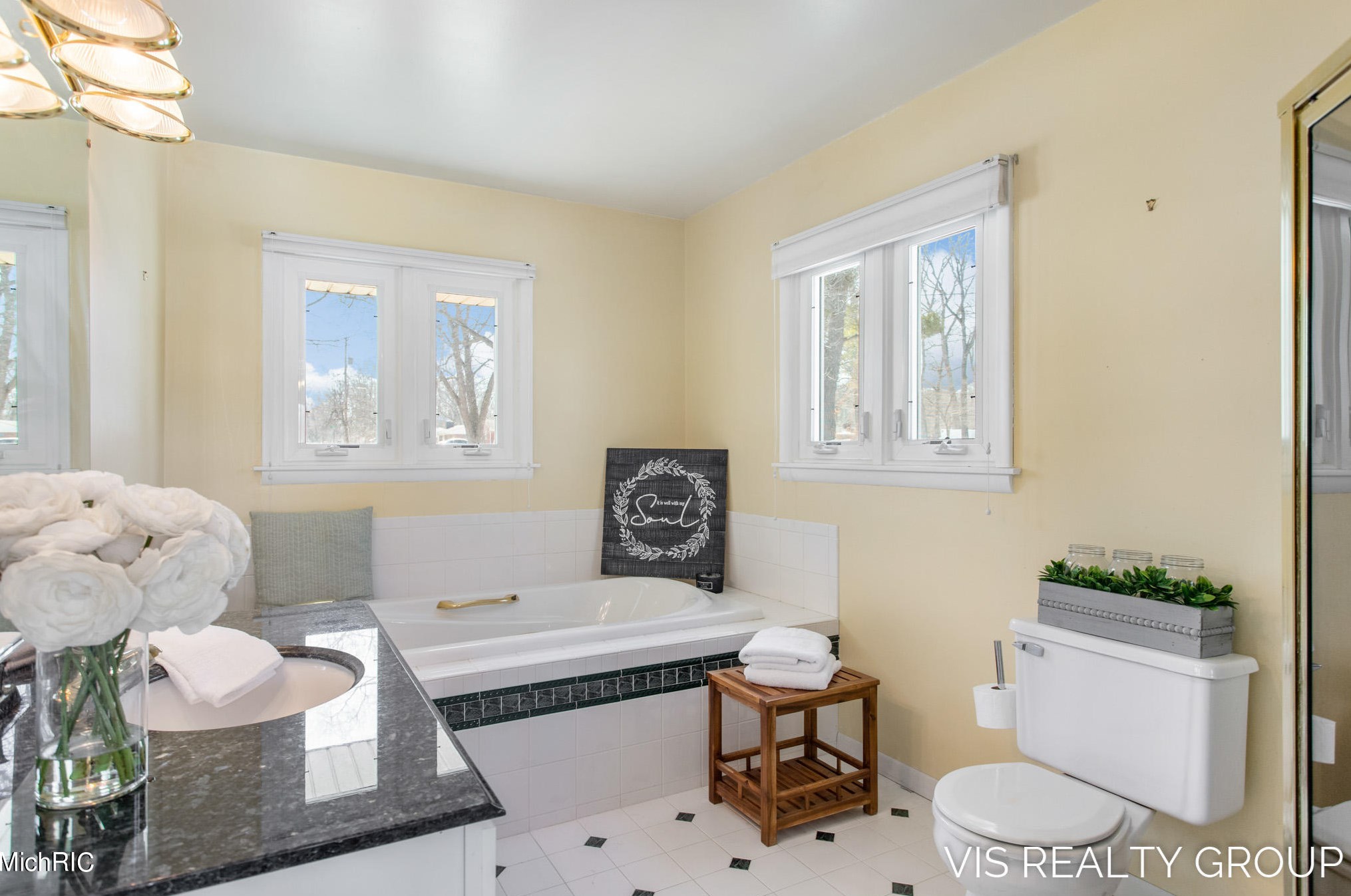 15489 Oak Dr, Spring Lake MI 49456-2147 exterior