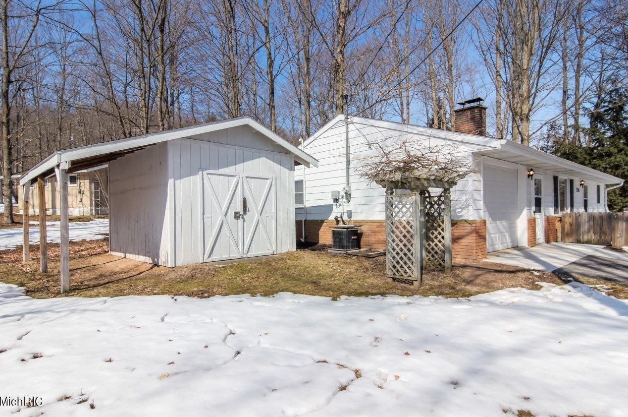 1310 River Rd, Beulah, MI 49617-9418