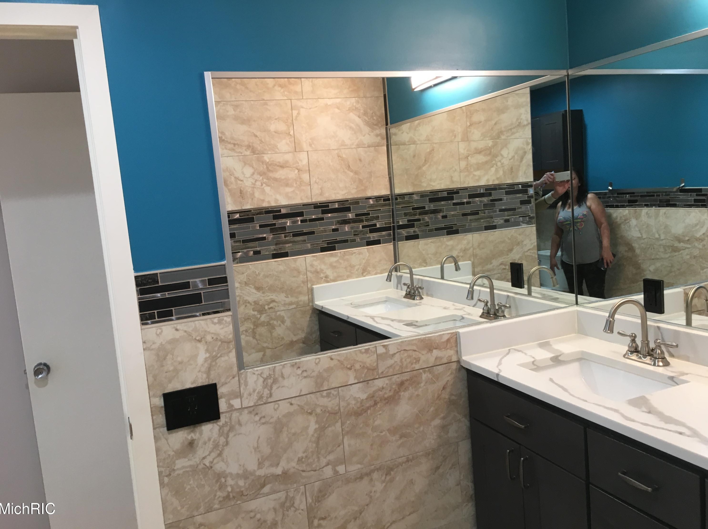 6912 Burlingame Ave, Byron Township MI 49315-9403 exterior