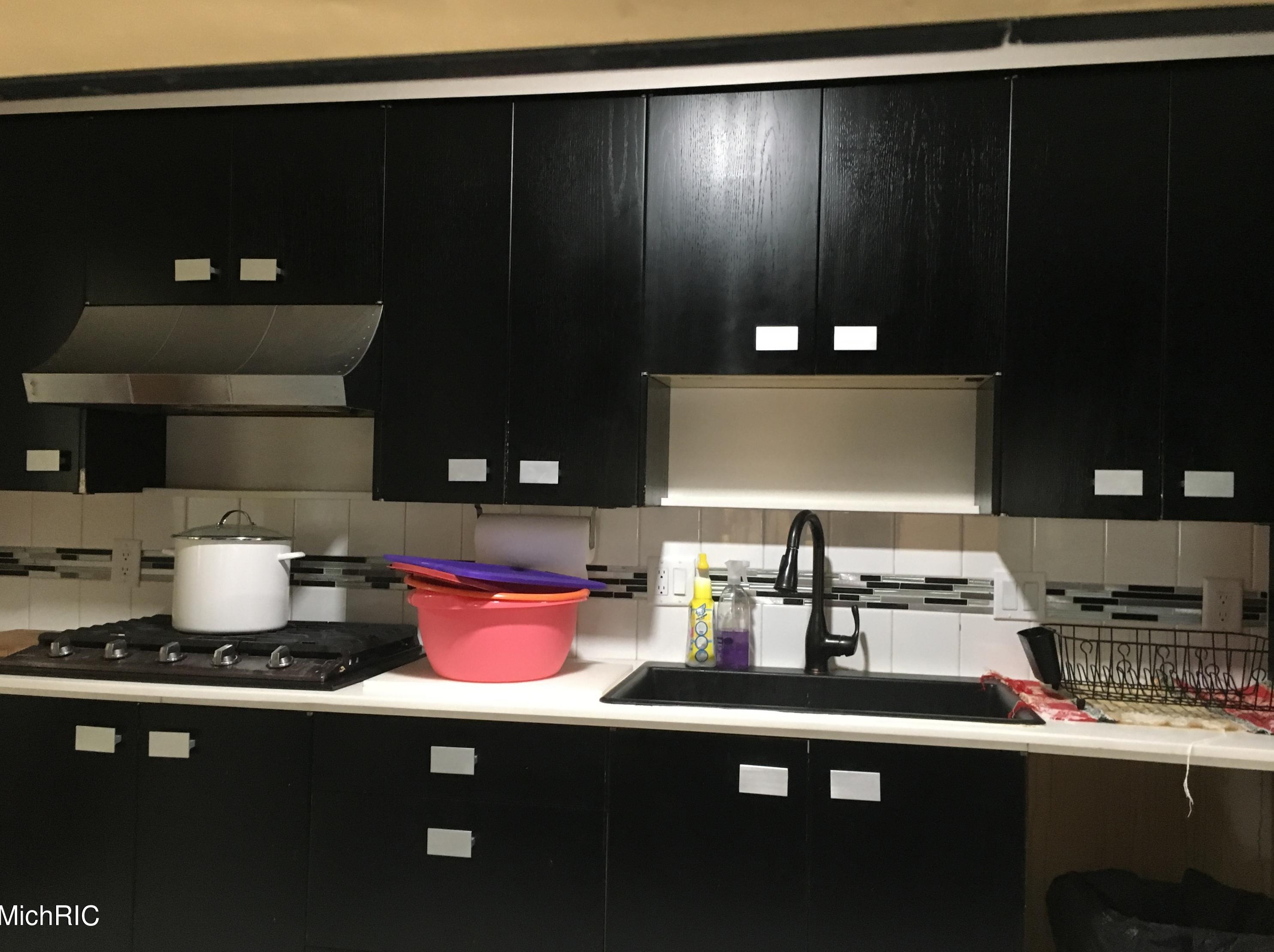 6912 Burlingame Ave, Byron Township MI 49315-9403 exterior