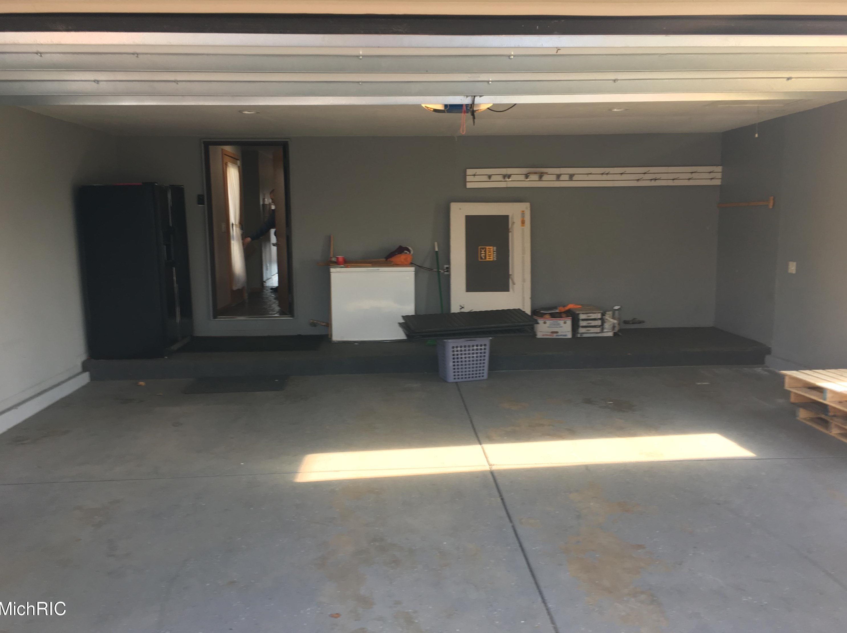 6912 Burlingame Ave, Byron Township MI 49315-9403 exterior