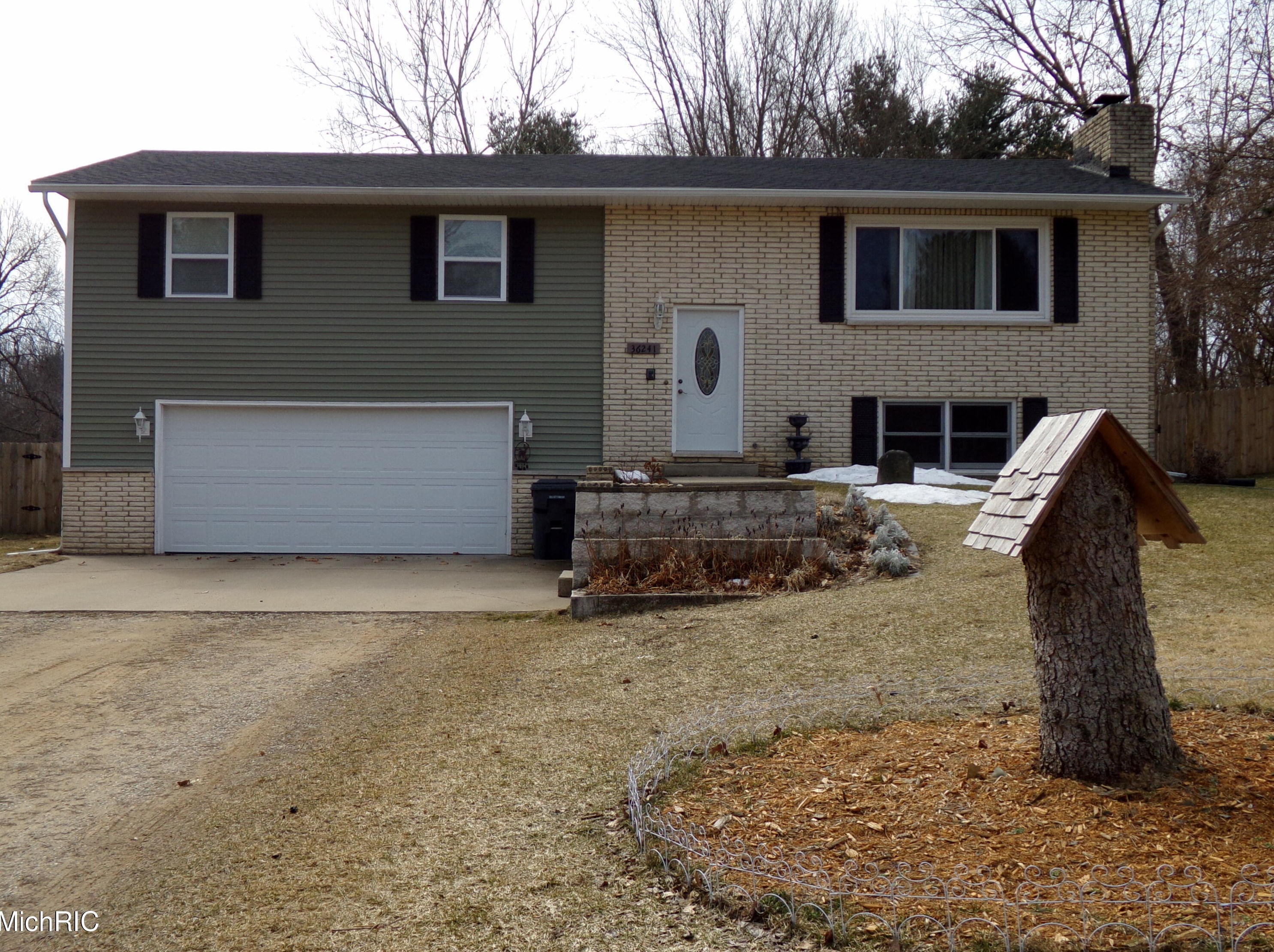 36241 Valley Dr, Paw Paw, MI 49079-8302