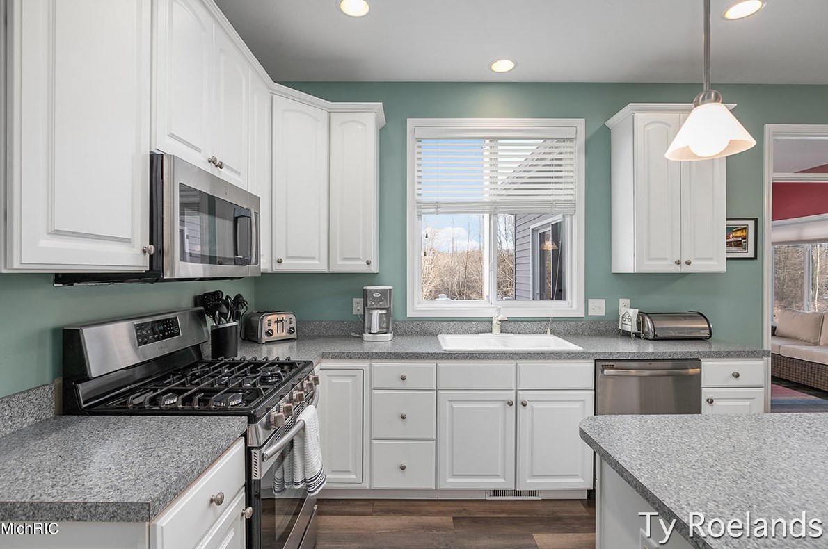 5471 Clemwood Ct, Ada MI 49301-7751 exterior