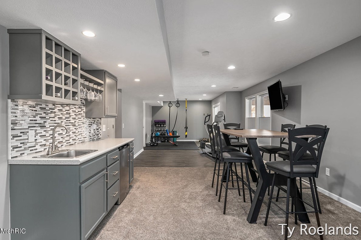 5471 Clemwood Ct, Ada MI 49301-7751 exterior