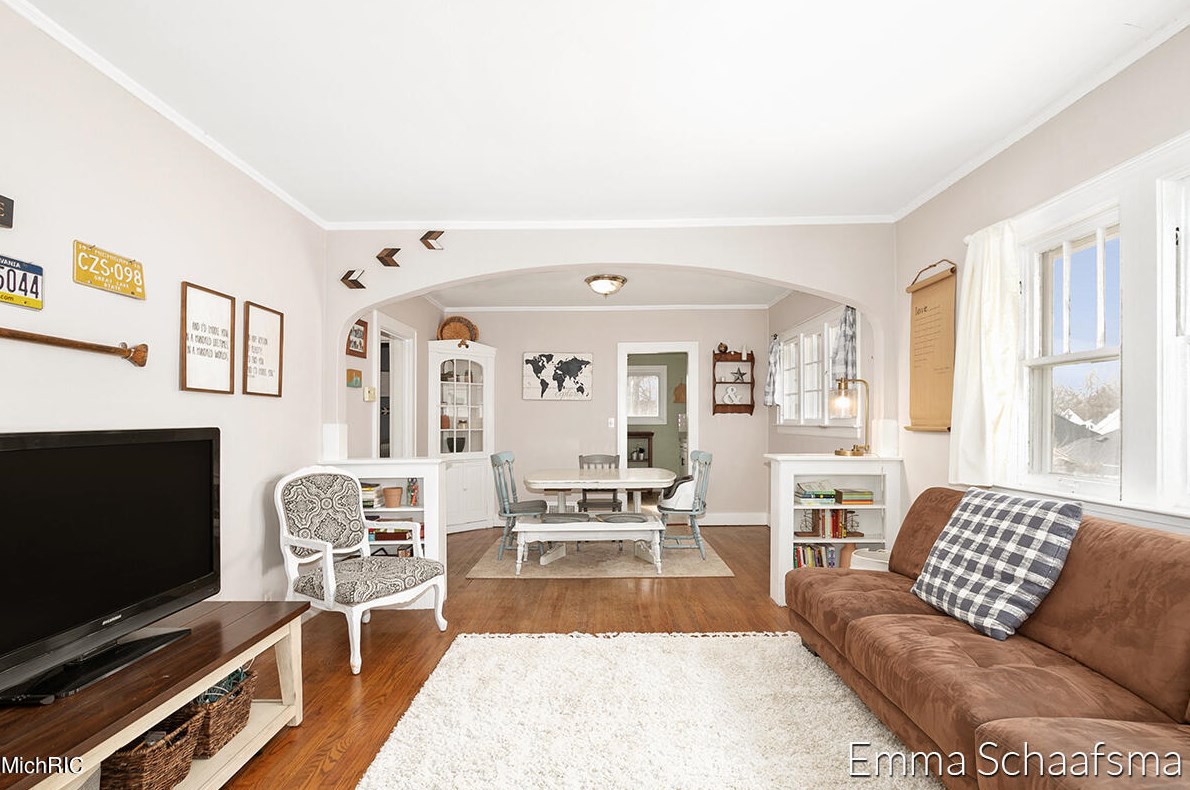 928 Beechwood St, Grand Rapids, MI 49505-3710