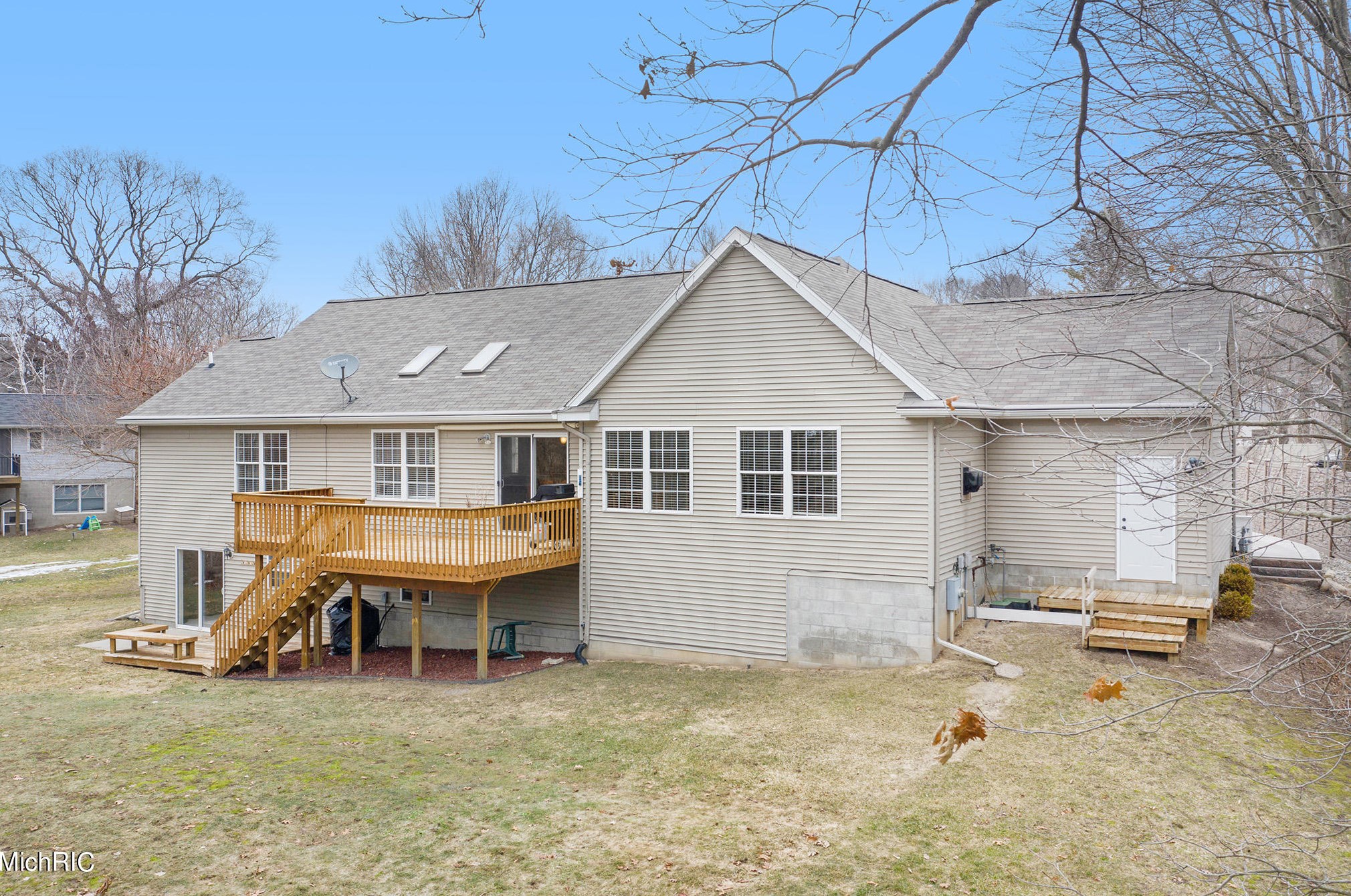 16100 Louis Ln, Spring Lake MI 49456-2200 exterior