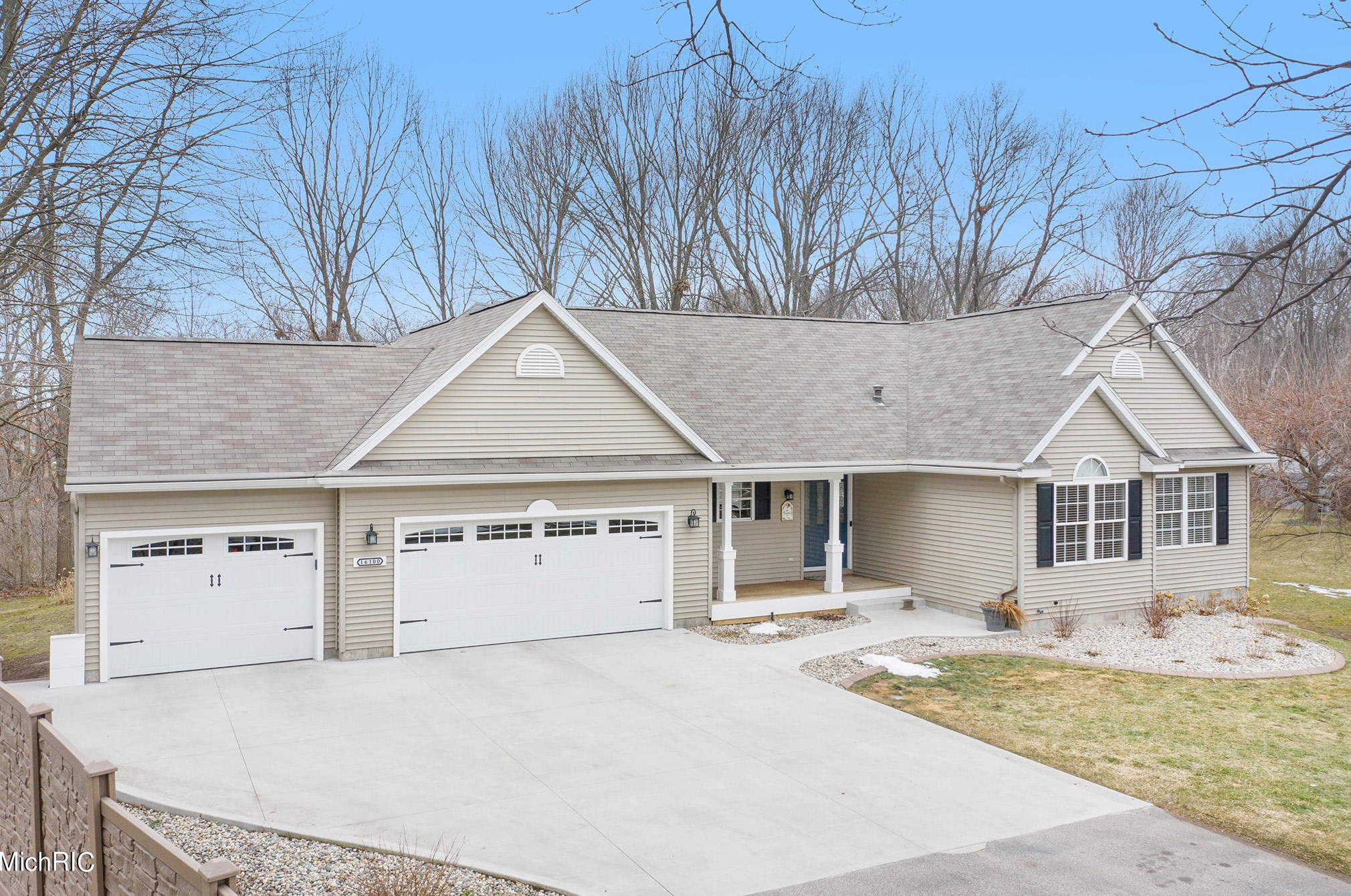 16100 Louis Ln, Spring Lake MI 49456-2200 exterior