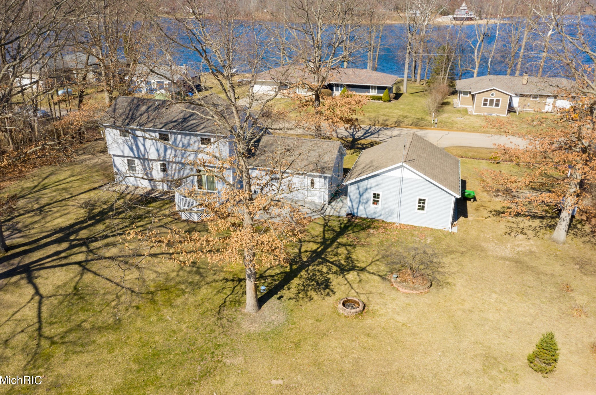 45551 Peninsula Dr, Grand Junction MI 49056-9462 exterior