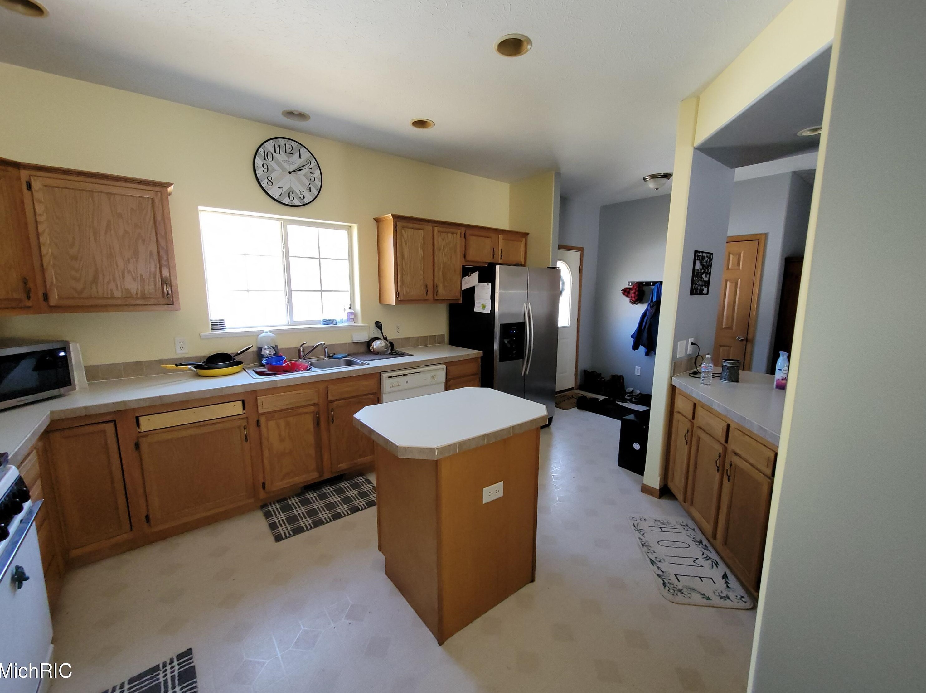 176 Beacon Hill Dr, Delton, MI 49046-8604