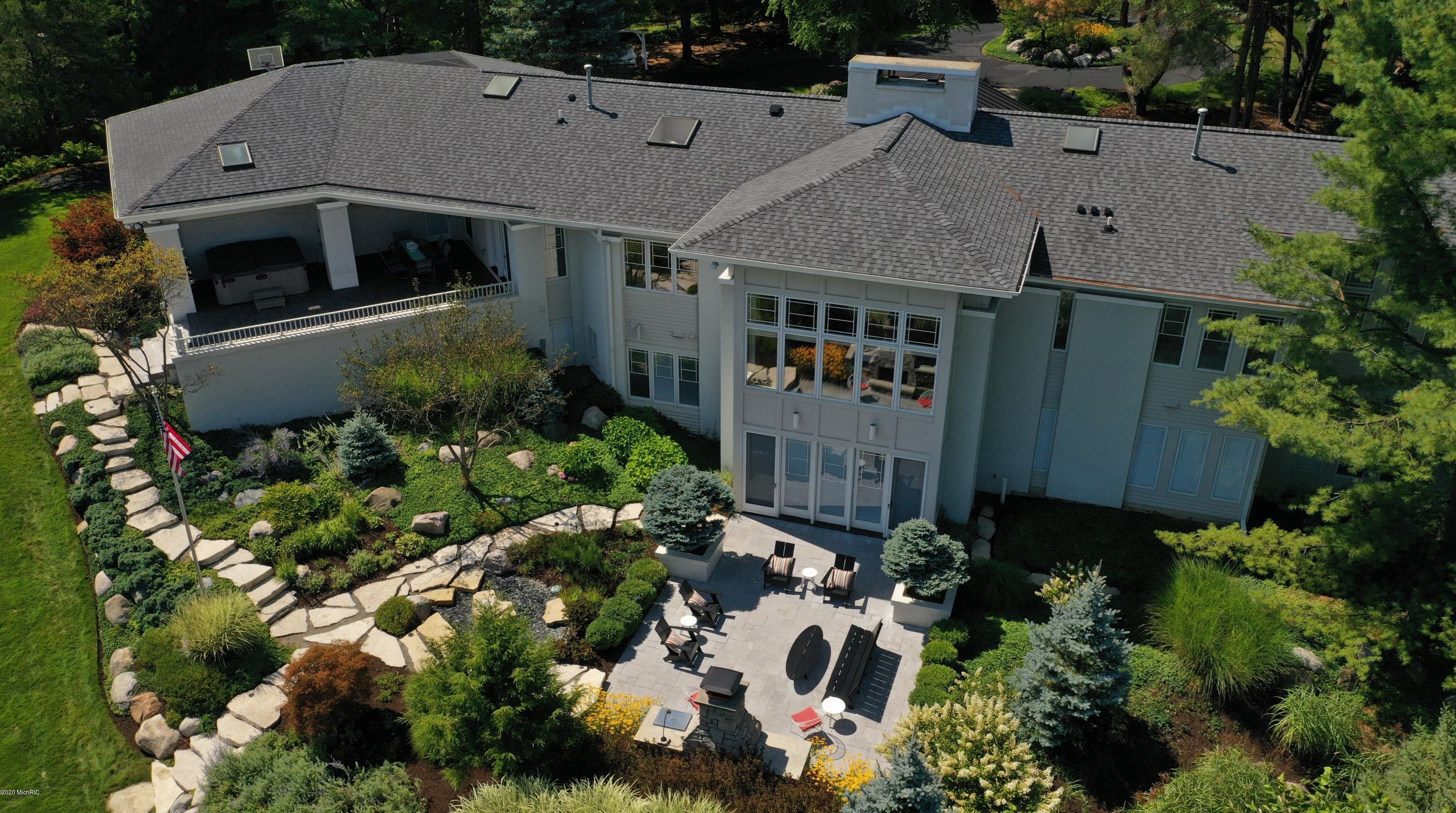 1536 Loral Pines Ct, Ada, MI 49301-9615