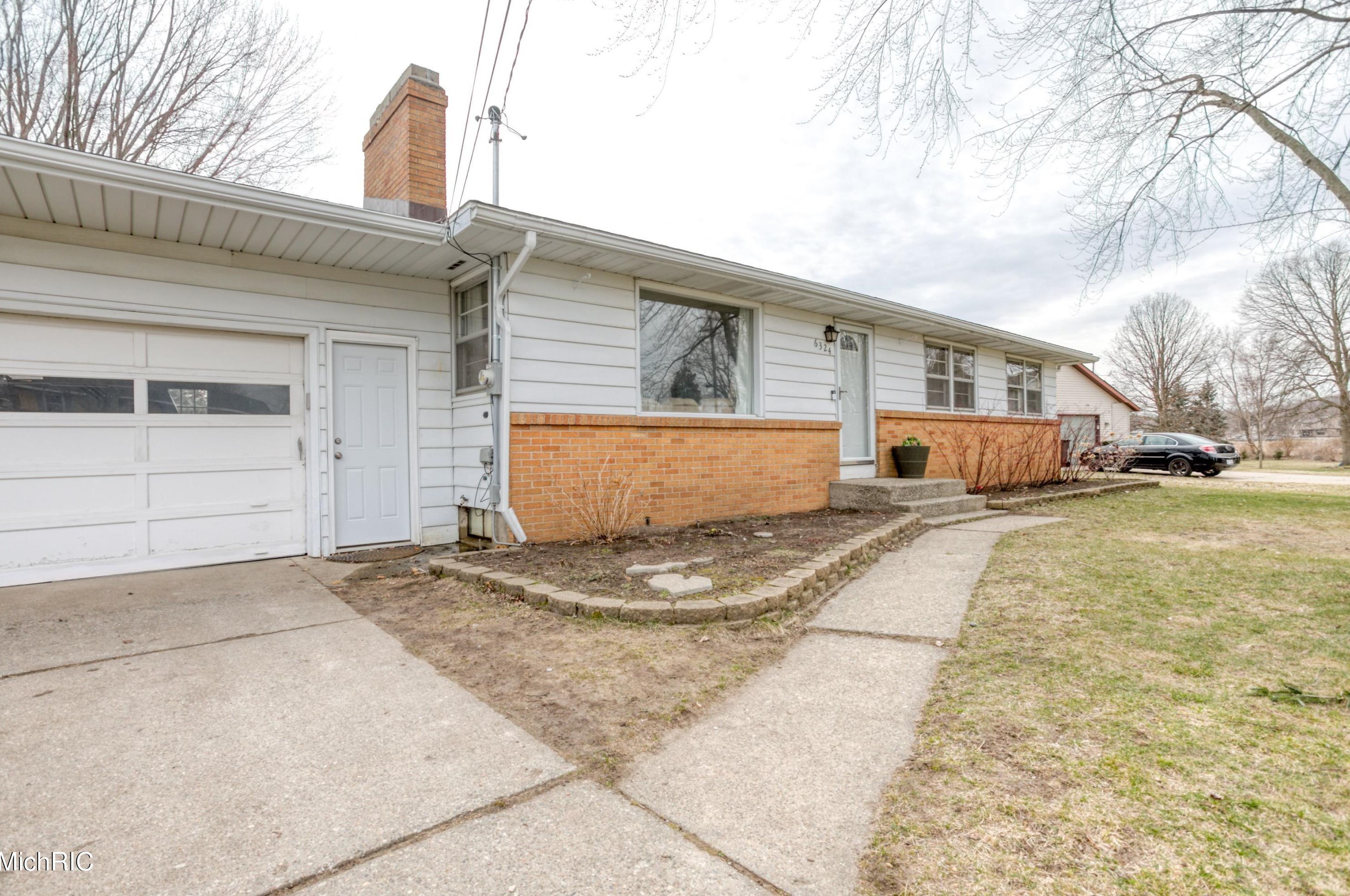 6324 Orchid Dr, Jenison, MI 49428-9216