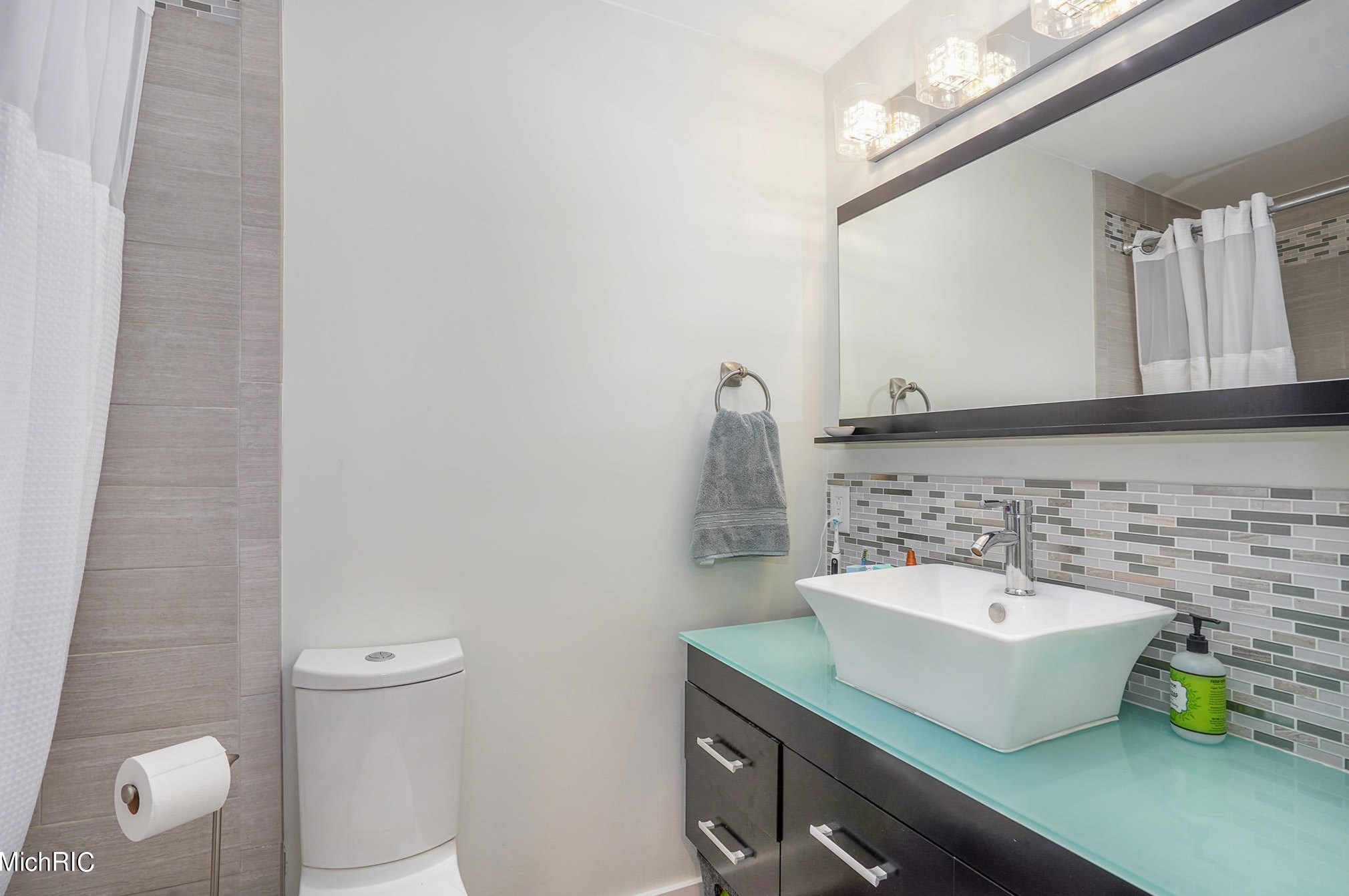 8619 Fulton St, Ada MI 49301-9044 exterior