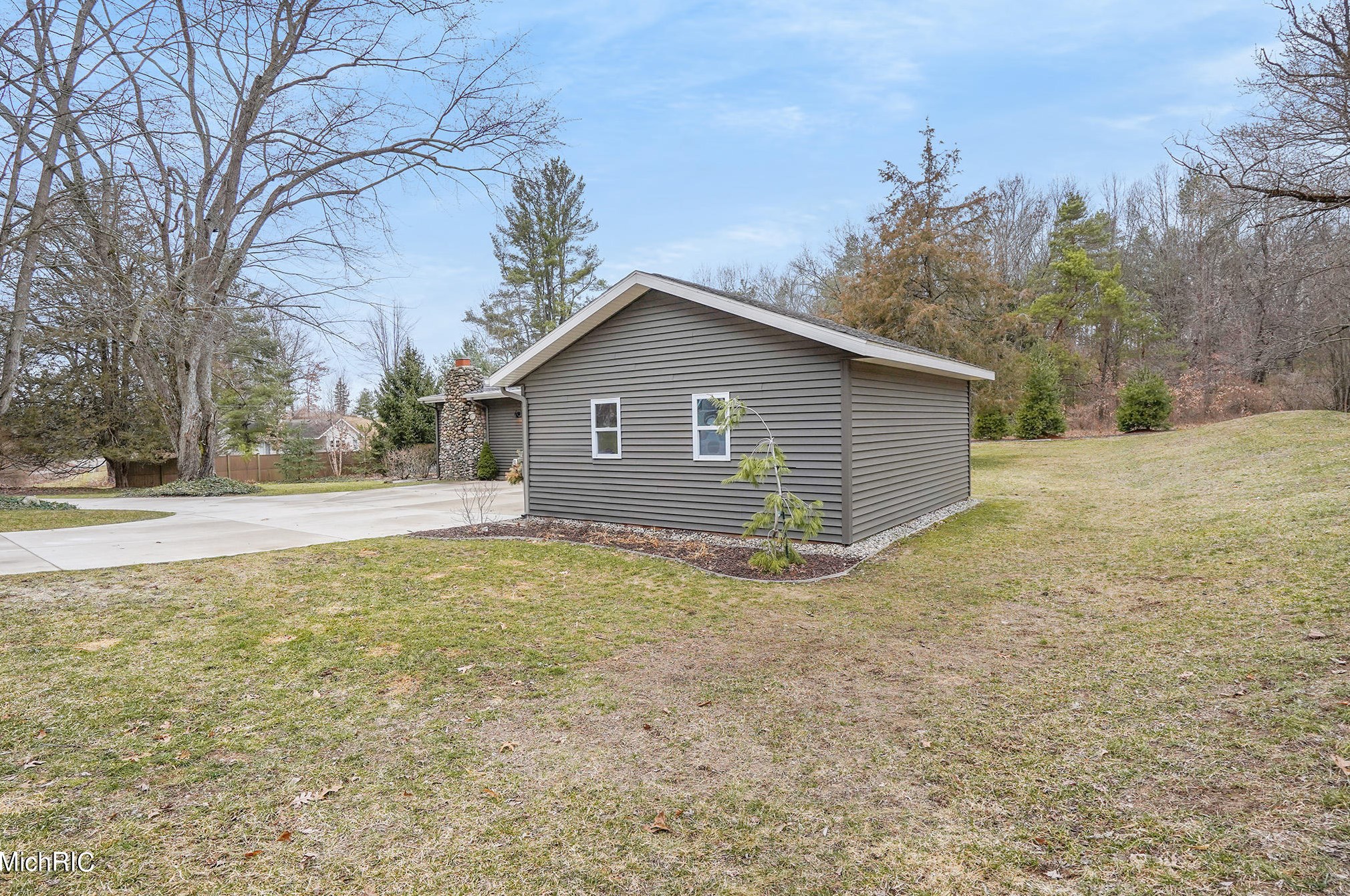 8619 Fulton St, Ada MI 49301-9044 exterior