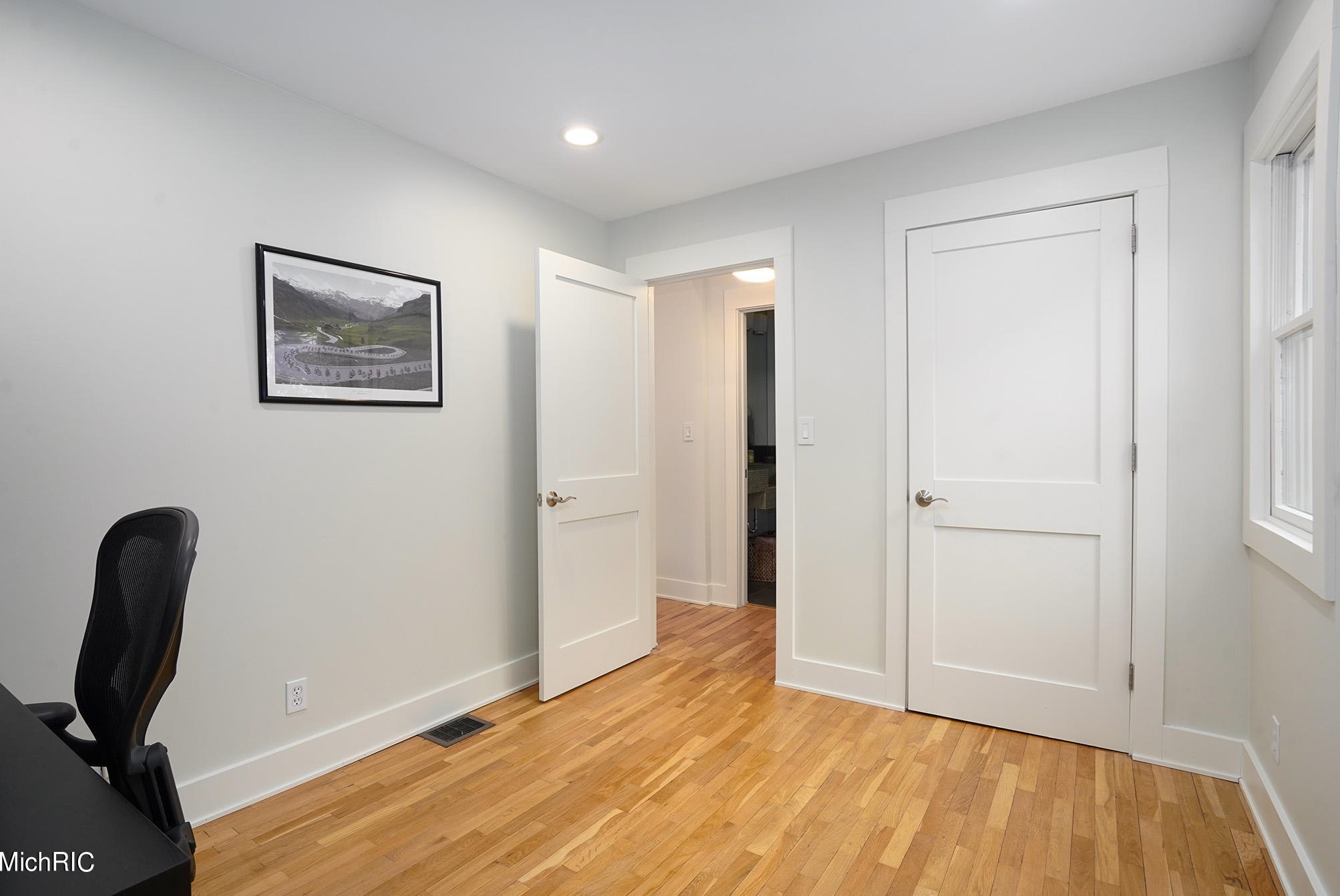 8619 Fulton St, Ada MI 49301-9044 exterior